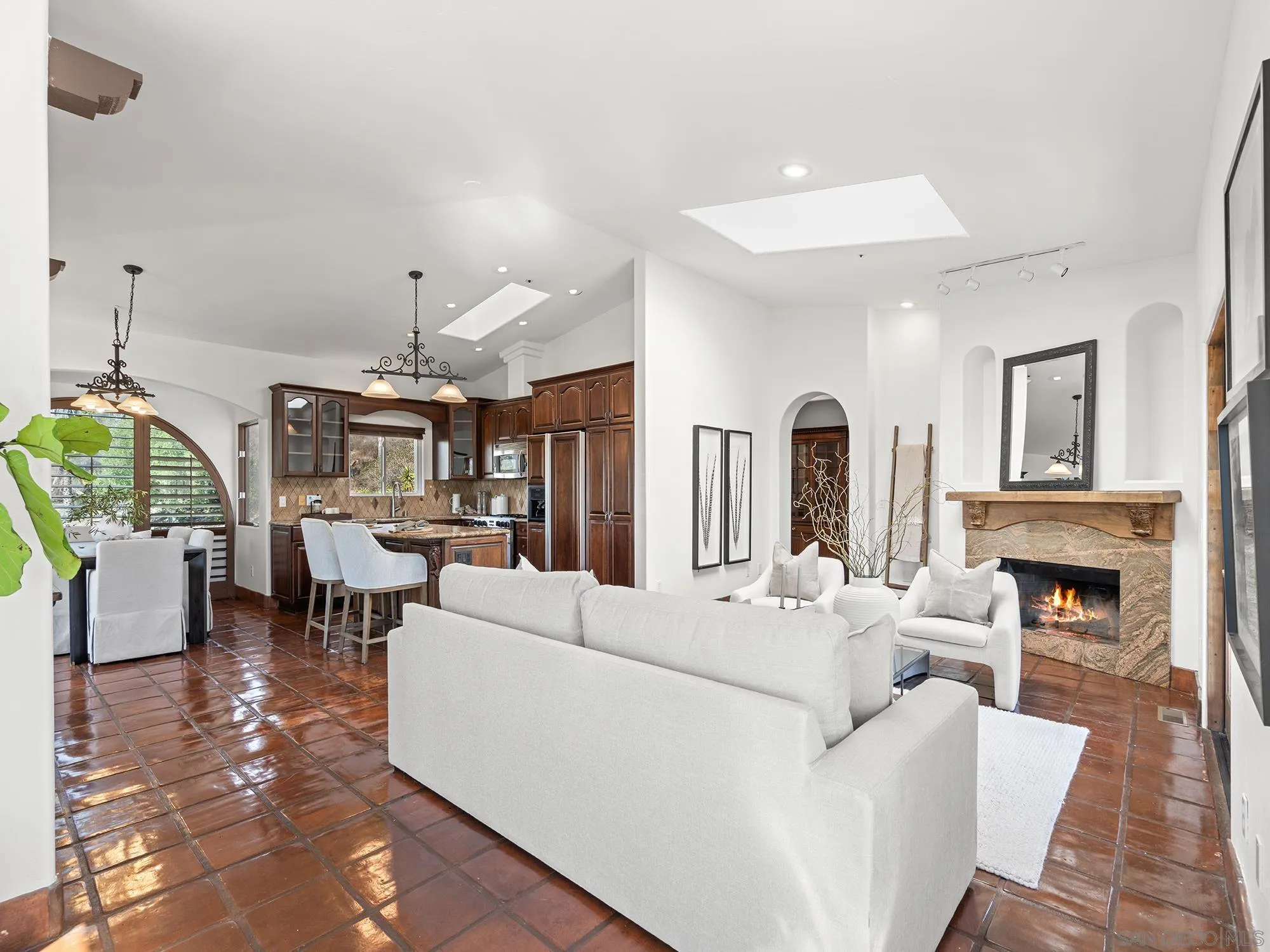 https://cdn.realtyfeed.com/cdn/127/250043222/ac86b9fb91e39cd92471cc388400457d.webp