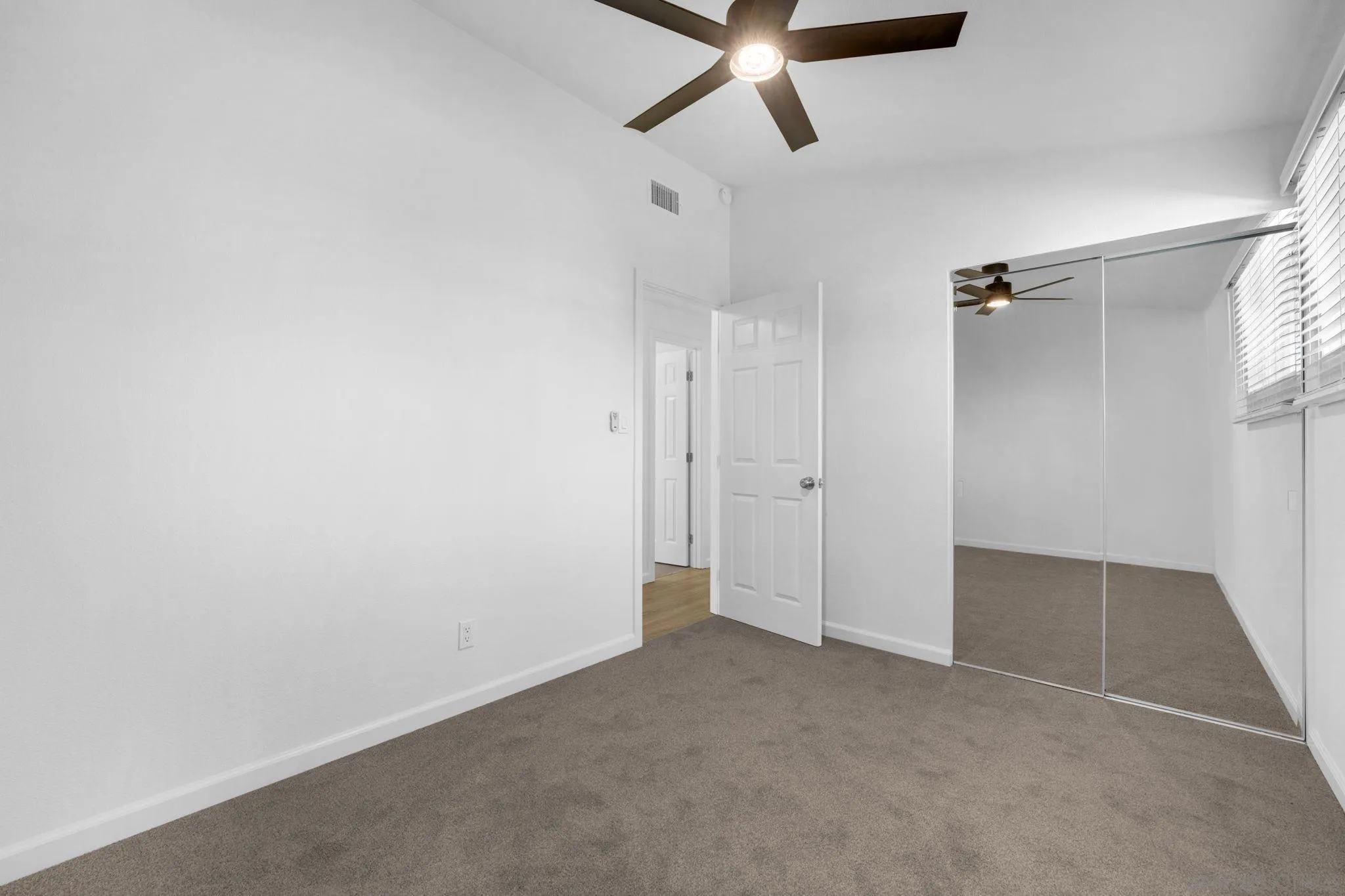 https://cdn.realtyfeed.com/cdn/127/250043223/6acf58bbe9f6773b82a665cc5b6ecd1e.webp