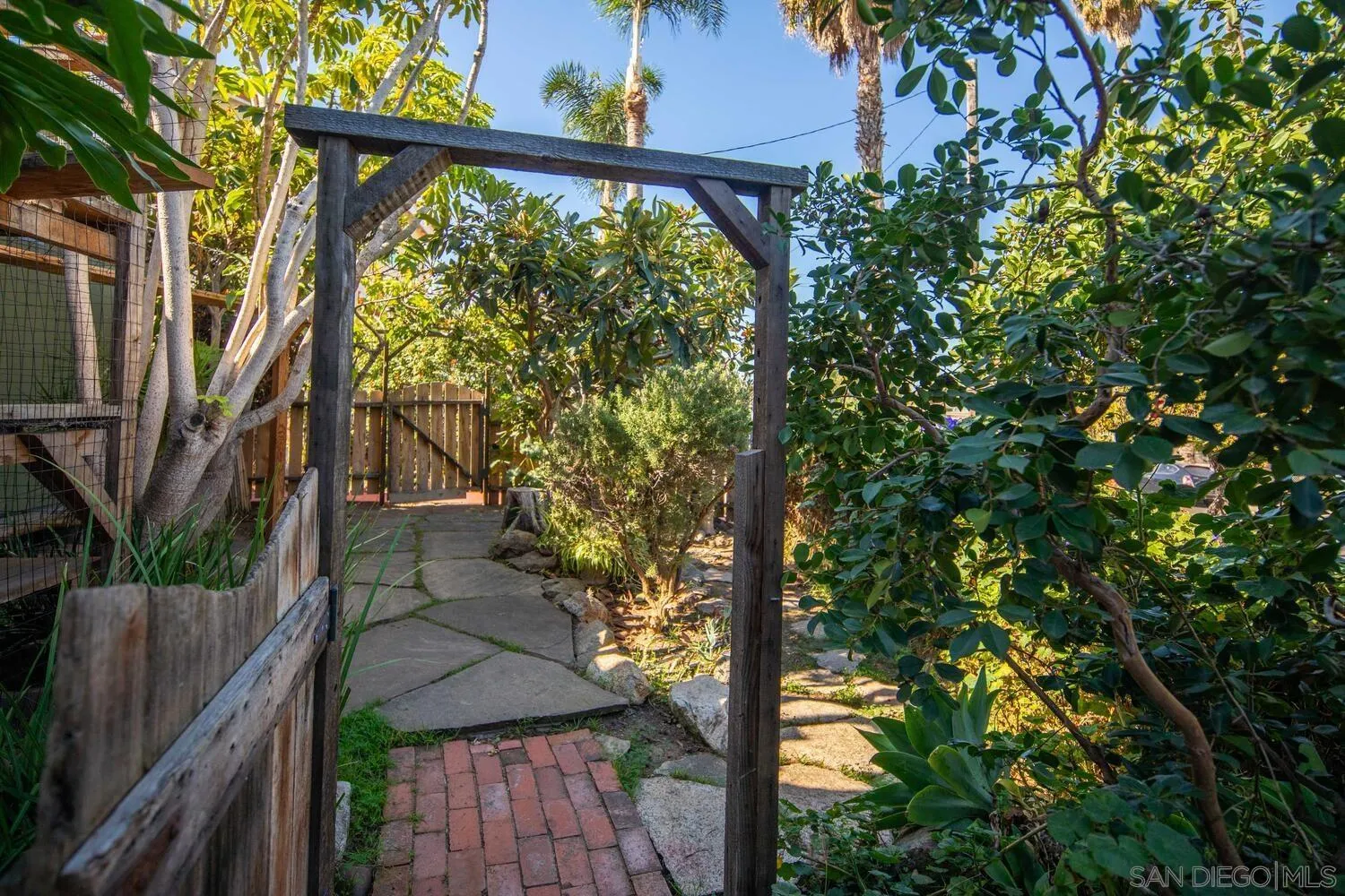 https://cdn.realtyfeed.com/cdn/127/250043226/694146624bea48d134923990a588e06f.webp