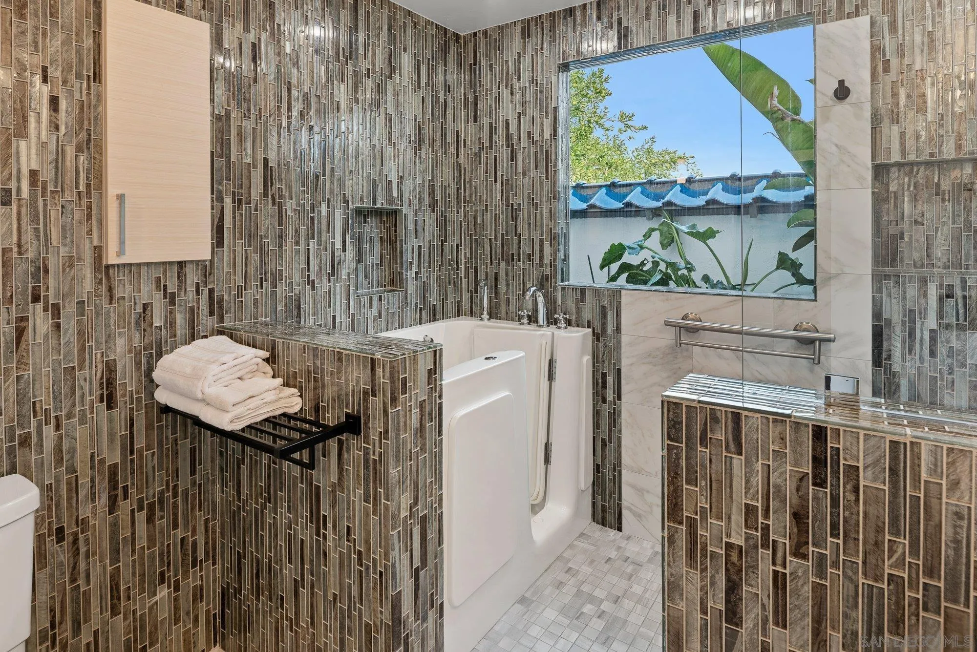 https://cdn.realtyfeed.com/cdn/127/250043304/8d731cf75000270e3b27386ad455f5a7.webp