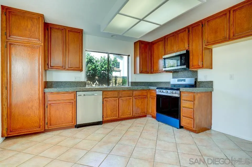 https://cdn.realtyfeed.com/cdn/127/250043316/61c7bdf887af25873321210be06eb4a9.webp
