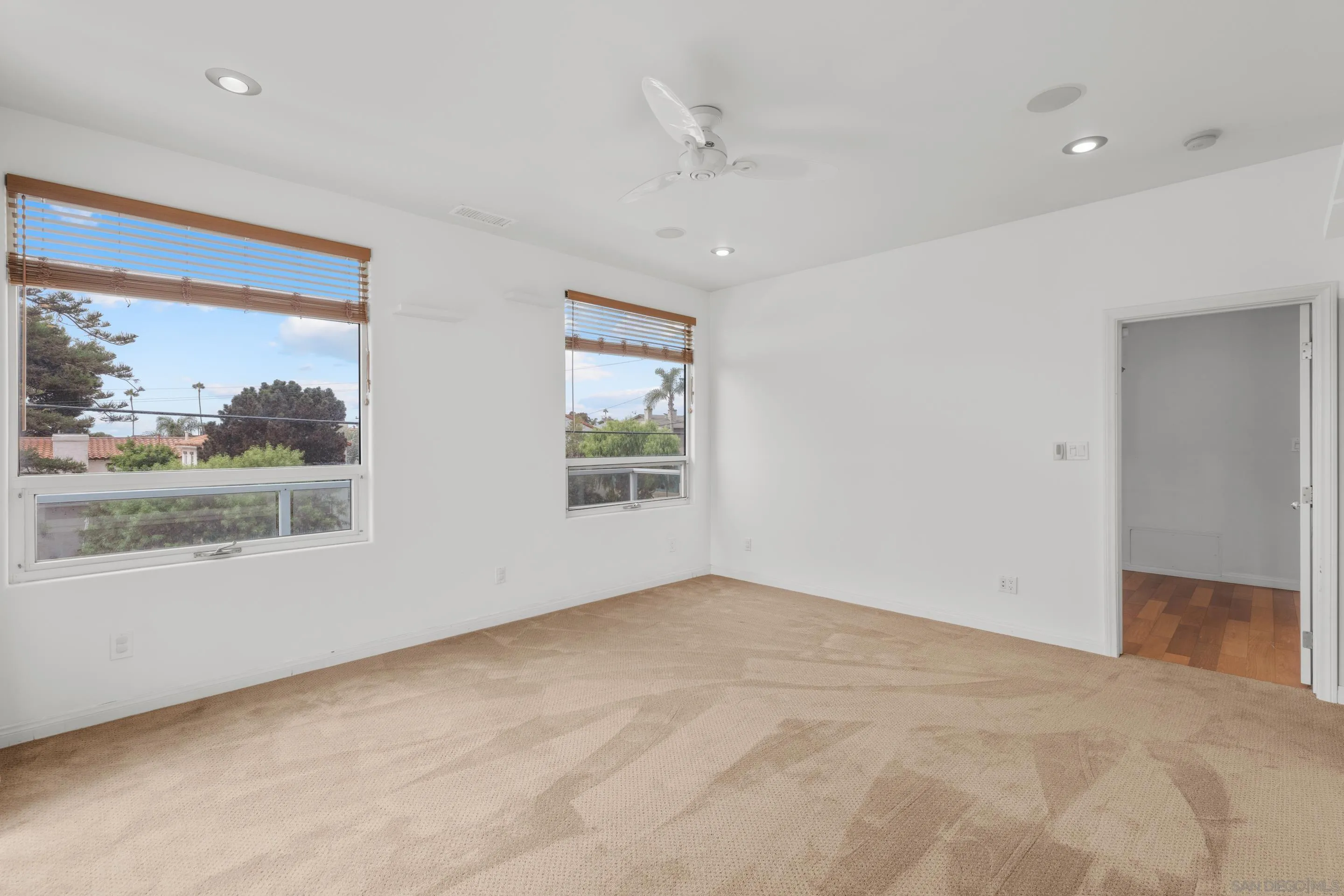 https://cdn.realtyfeed.com/cdn/127/250043332/8d6dec17f25375883b972621daf5aea0.webp