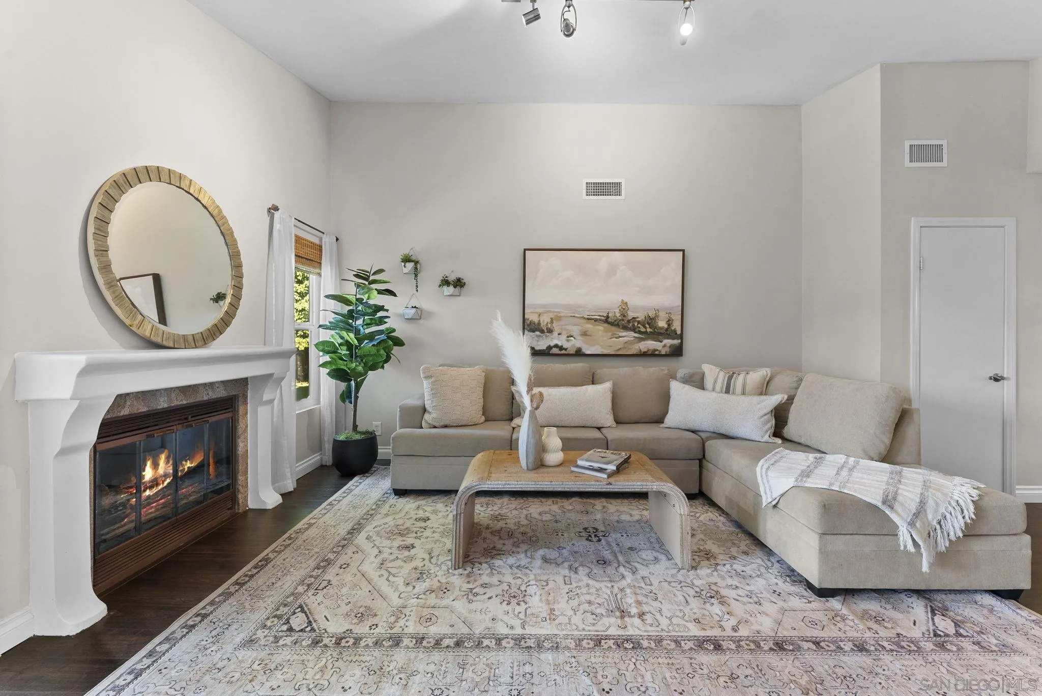https://cdn.realtyfeed.com/cdn/127/250043350/0794a27898cbe31008e8943690308f4d.webp