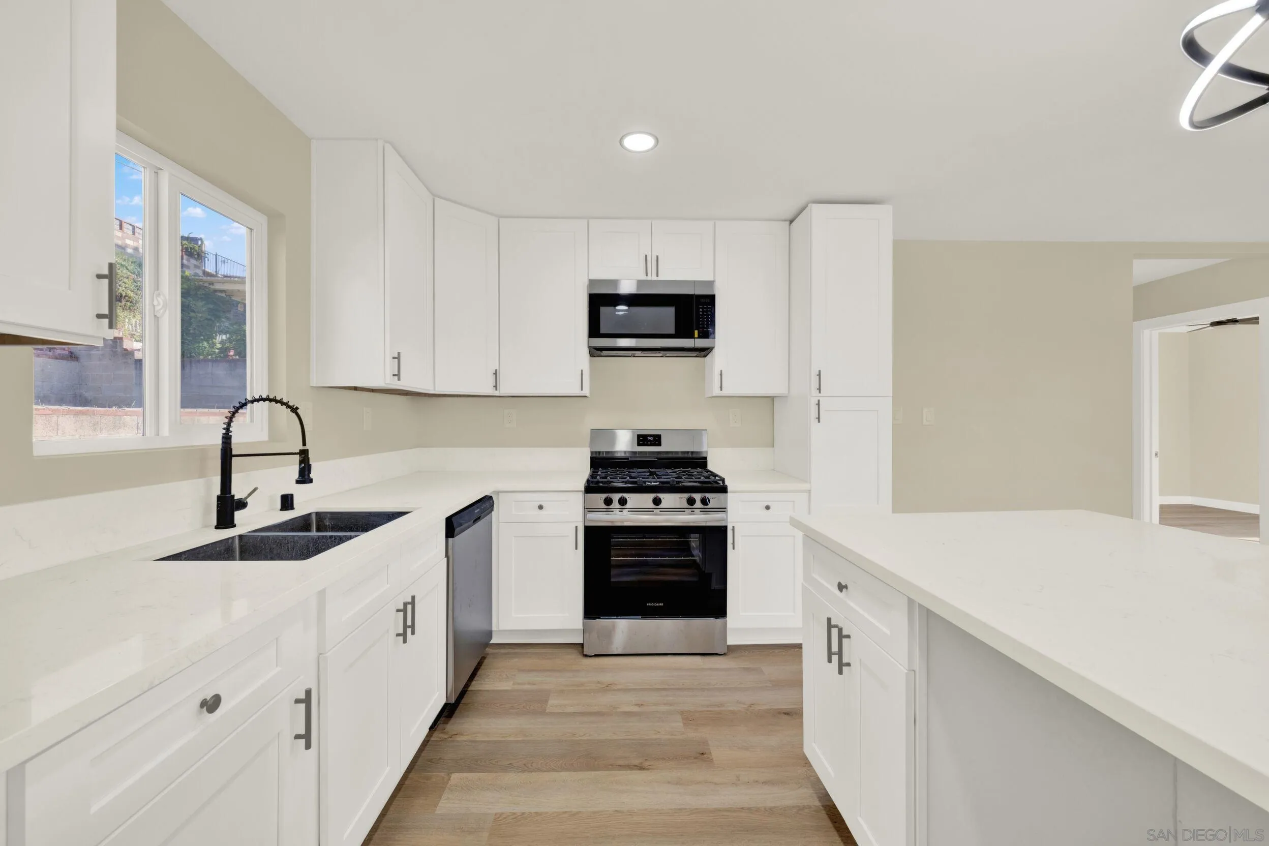 https://cdn.realtyfeed.com/cdn/127/250043424/ab1c594b53bc5022a4832841dd944407.webp
