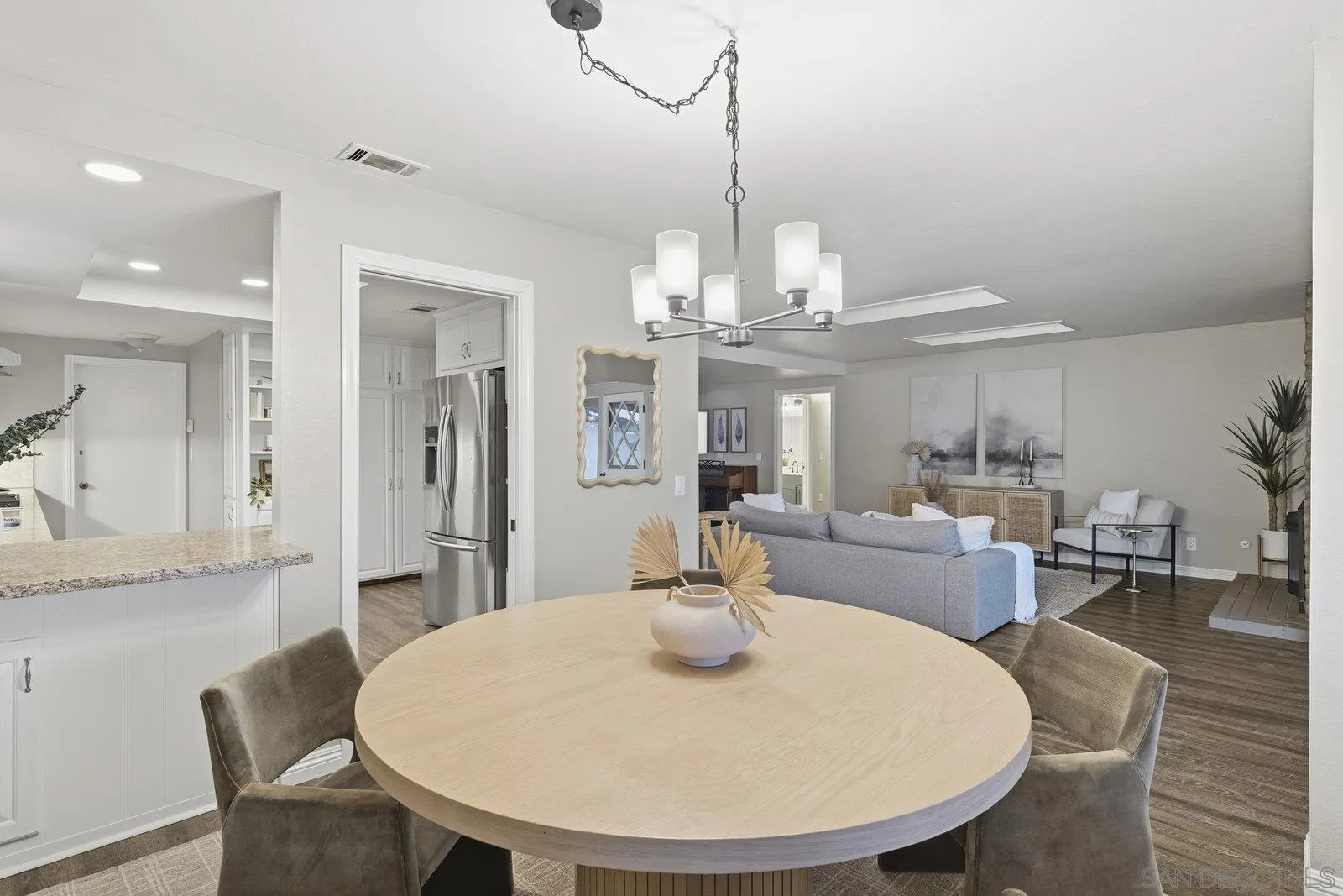 https://cdn.realtyfeed.com/cdn/127/250043487/592fd4bd0da6999c9db8b038e195ed96.webp