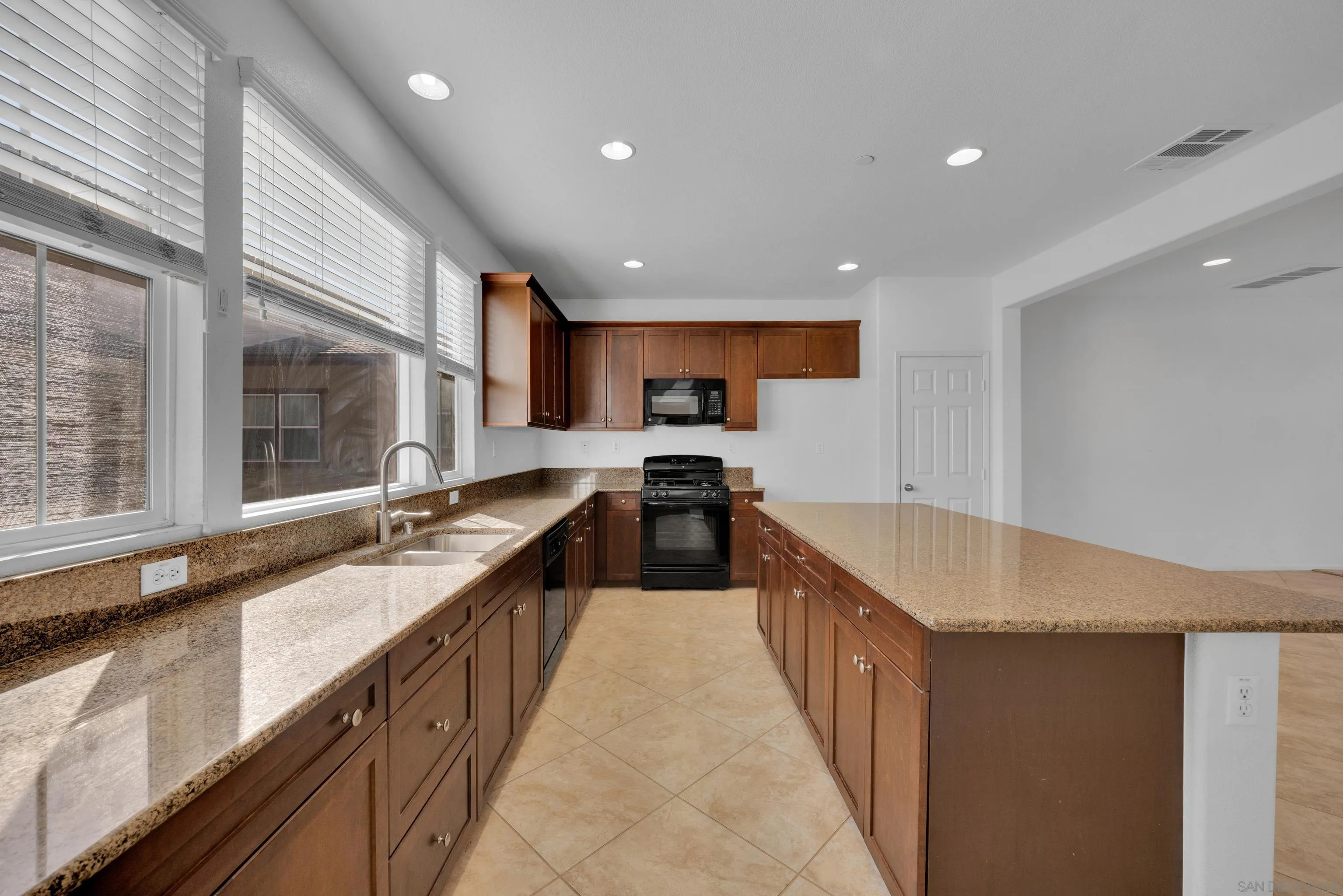 https://cdn.realtyfeed.com/cdn/127/250043493/698ae555e85460f4a85b32162bd22c62.webp