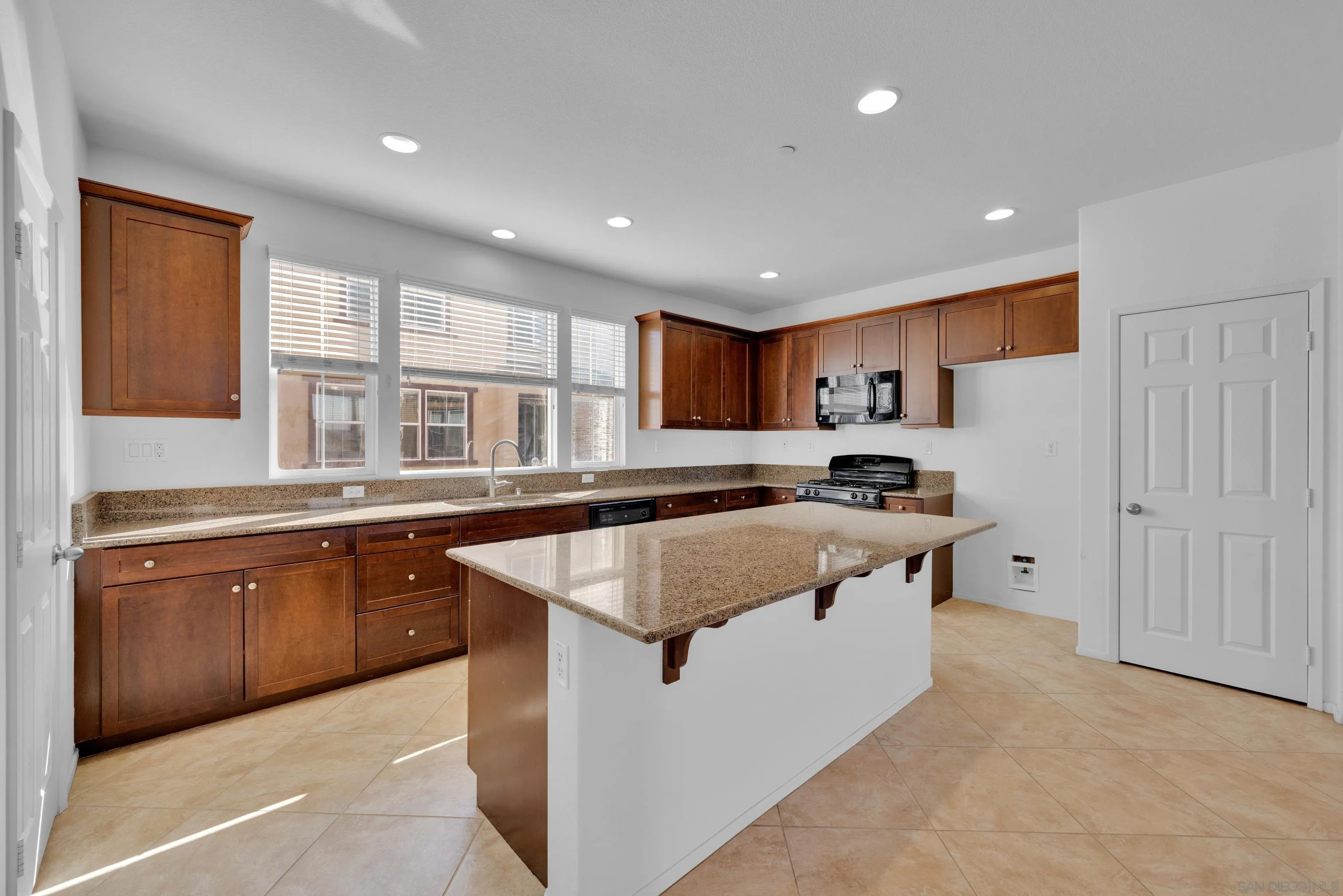 https://cdn.realtyfeed.com/cdn/127/250043493/f380ecc7e18c689258bad457dfa5b7d4.webp