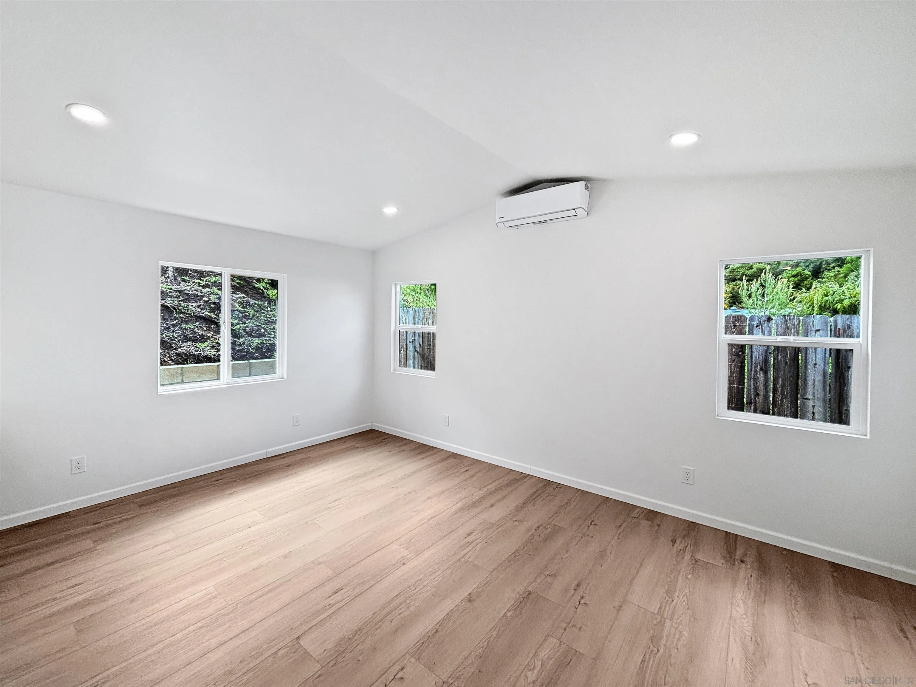https://cdn.realtyfeed.com/cdn/127/250043520/f48f8ae4615deae210028188cfd37118.webp