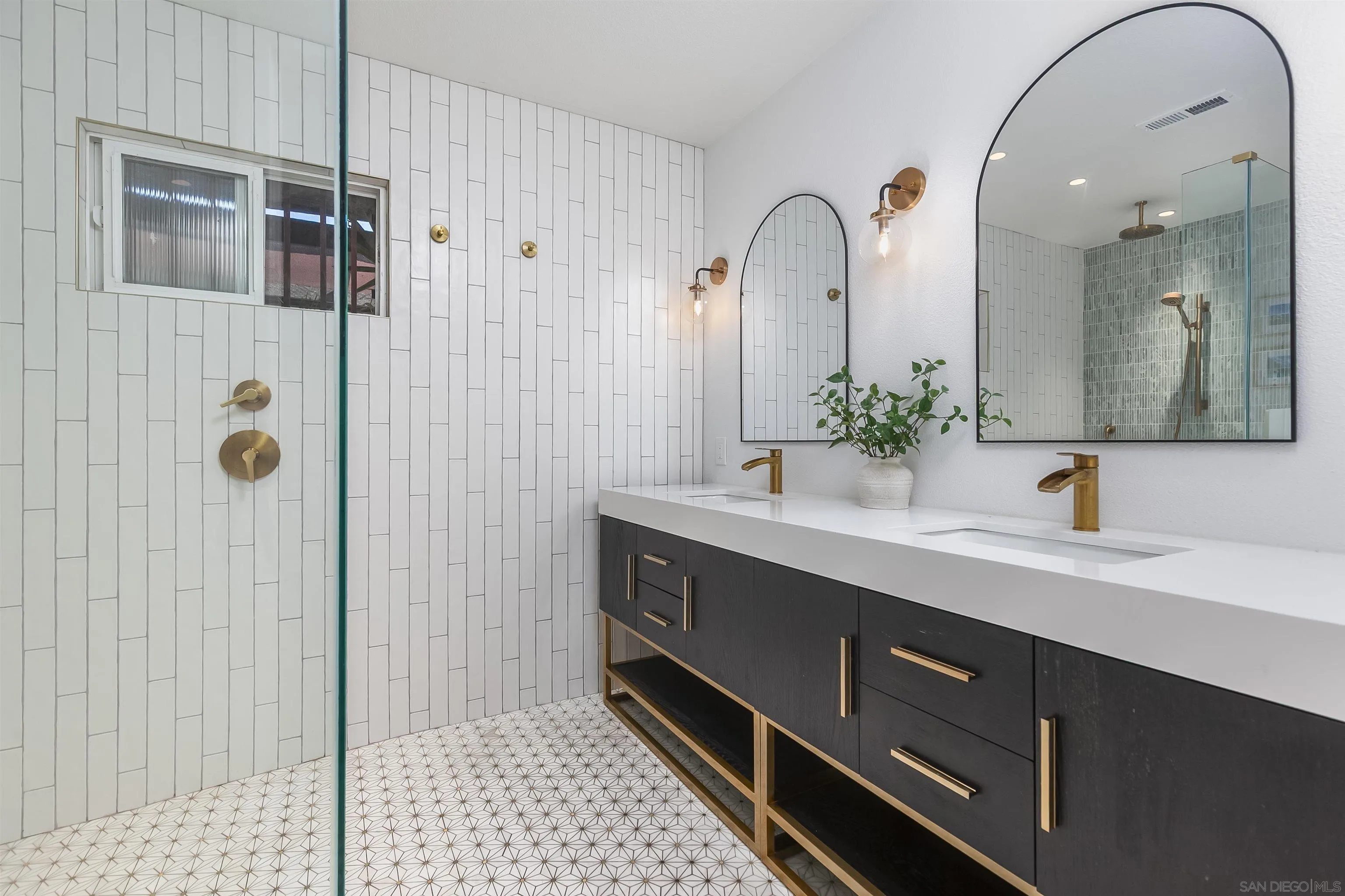 https://cdn.realtyfeed.com/cdn/127/250043565/f3cd951525bfac768c34903865c1f596.webp