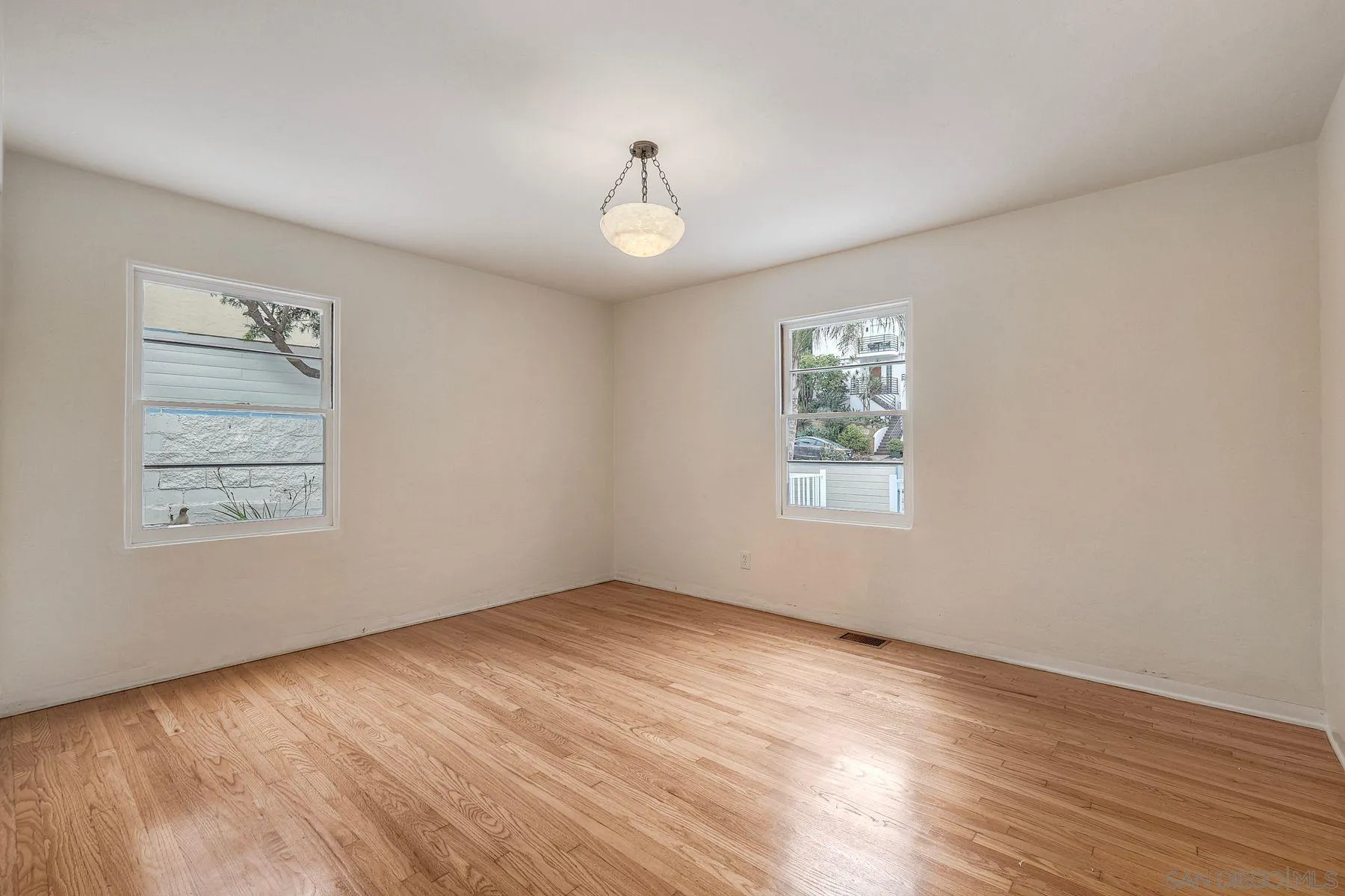 https://cdn.realtyfeed.com/cdn/127/250043574/1f4789b7913cde63a9a5f595aad34a13.webp
