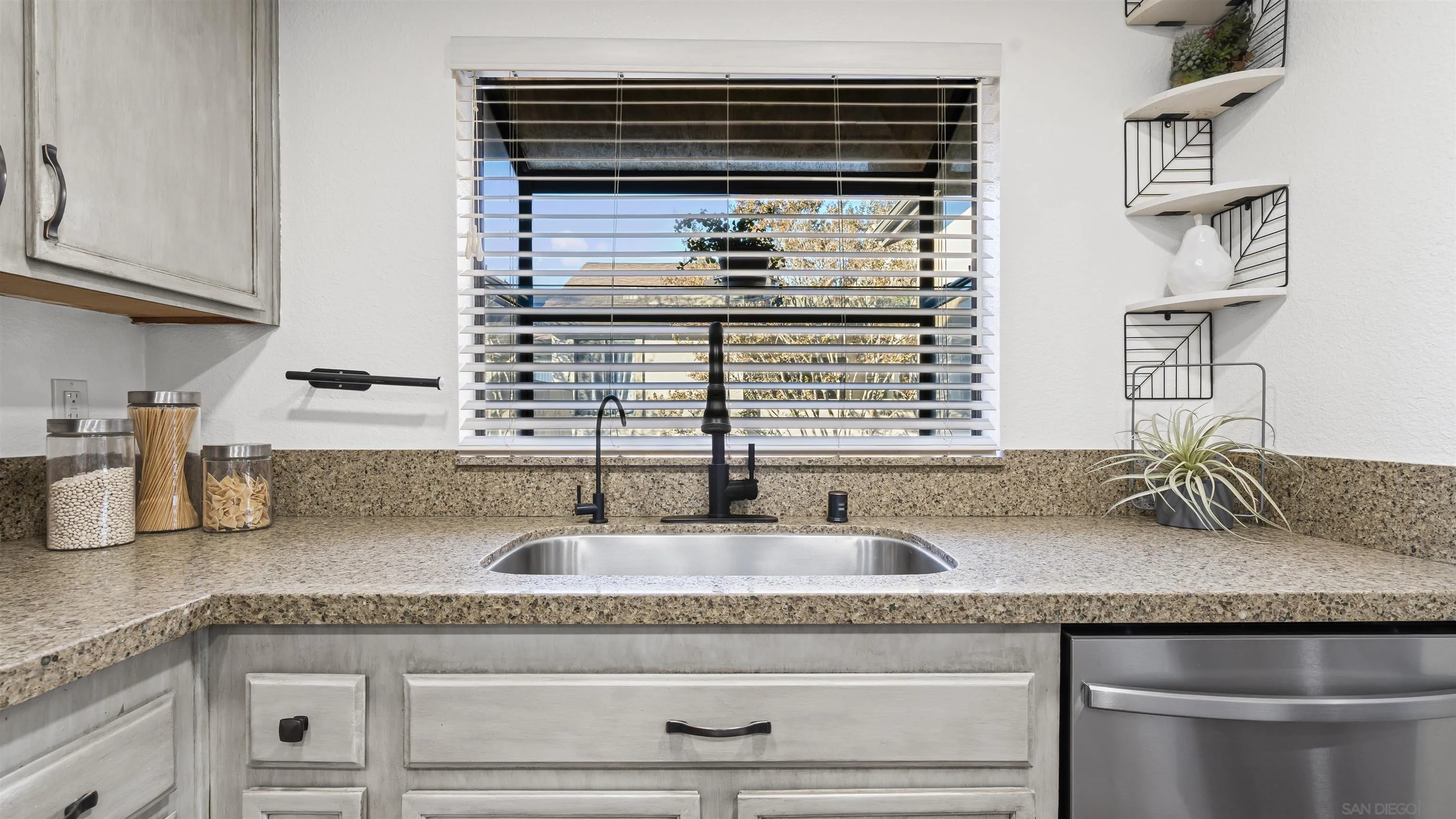 Photo #8: 250043582 Listing: Photo #8