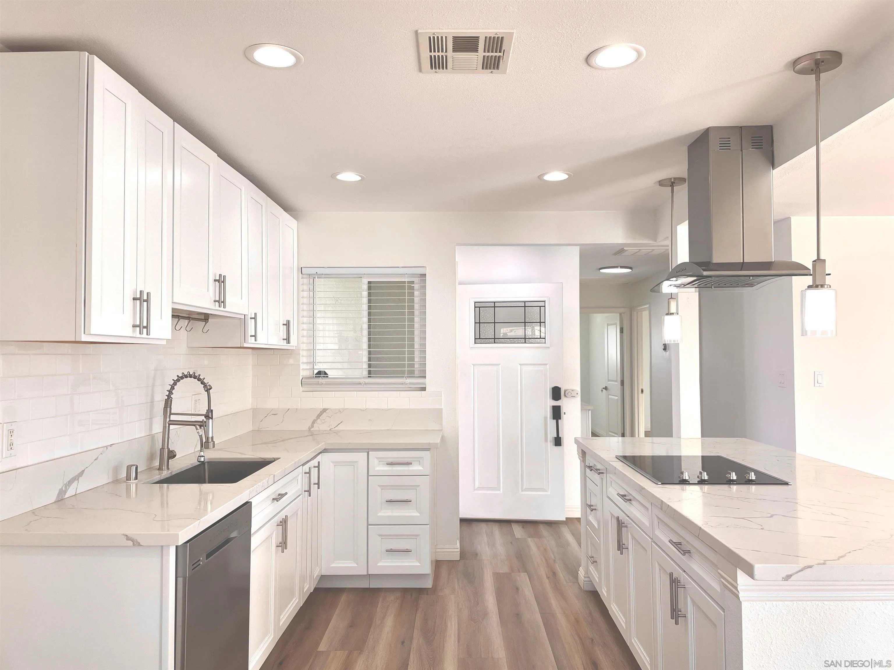 https://cdn.realtyfeed.com/cdn/127/250043591/7373969d74e78cce66936060c03757db.webp