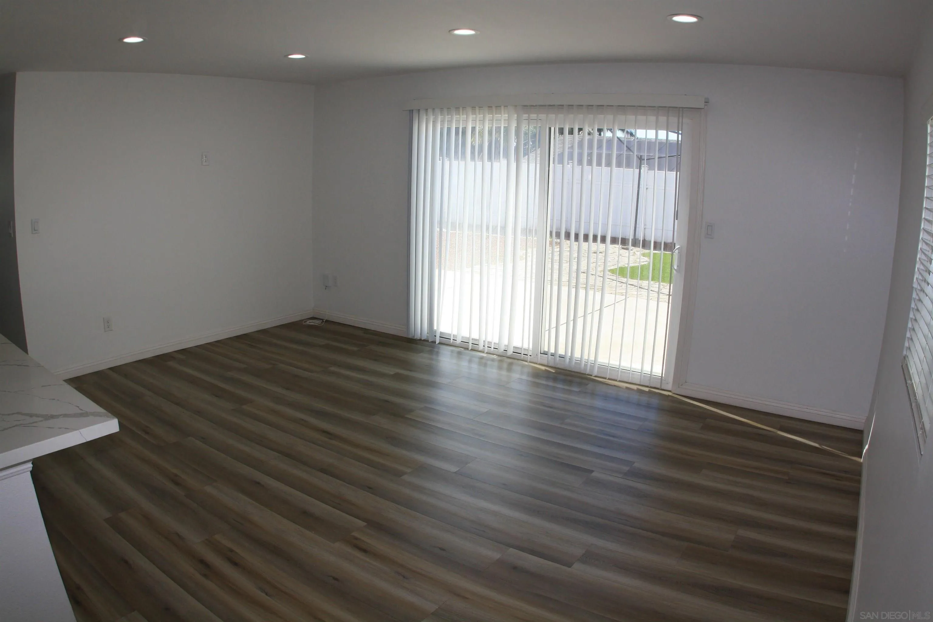 https://cdn.realtyfeed.com/cdn/127/250043591/d61c986ac6d3f818a46fe64805fe5b85.webp
