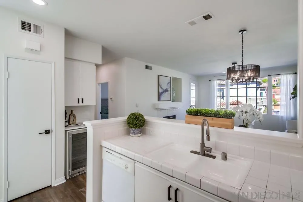 https://cdn.realtyfeed.com/cdn/127/250043595/34a5e61f3d26f487daaca6e79b3049cc.webp
