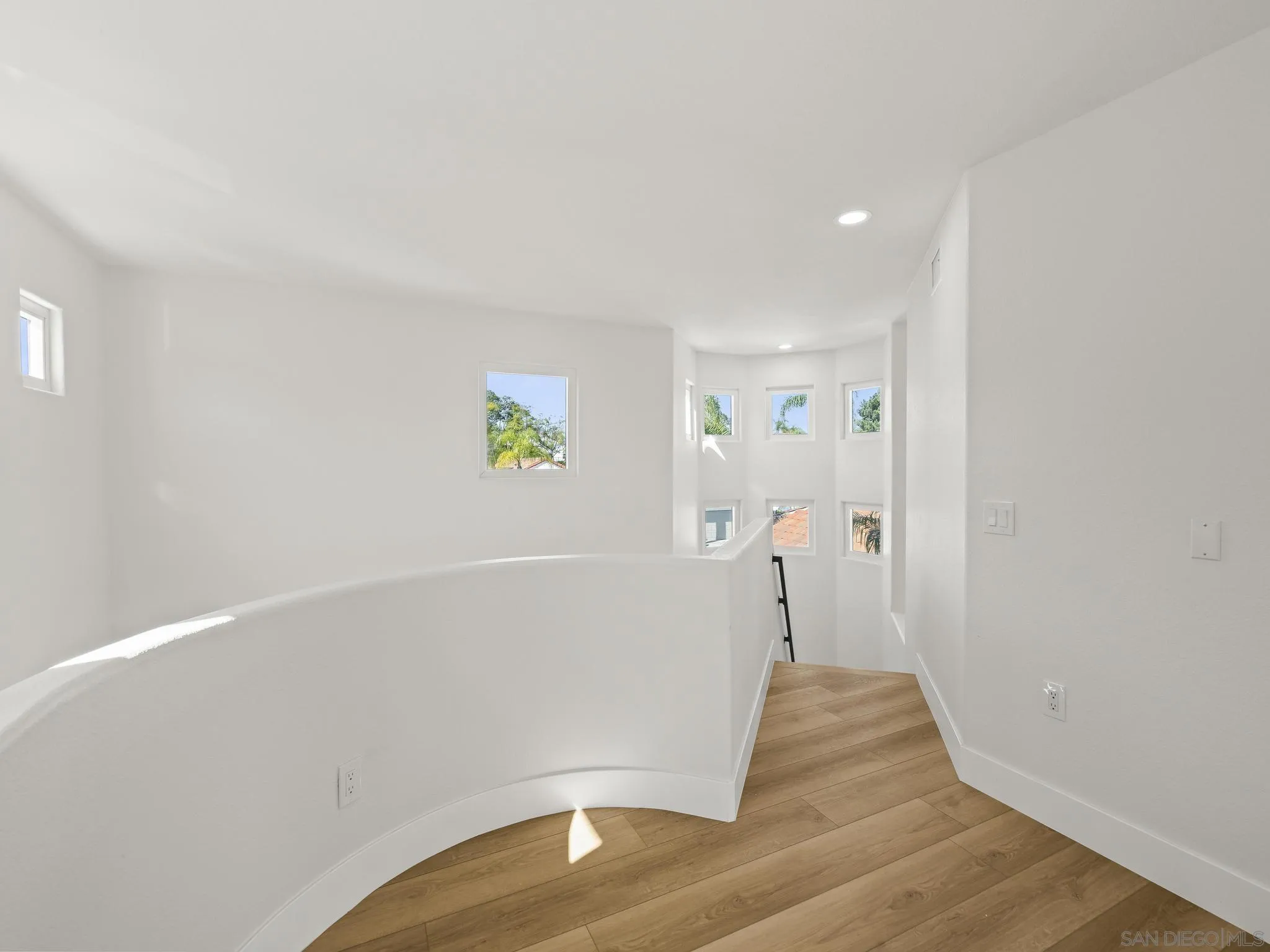 https://cdn.realtyfeed.com/cdn/127/250043606/9e7db62067b40c9209cc29e74b169d18.webp