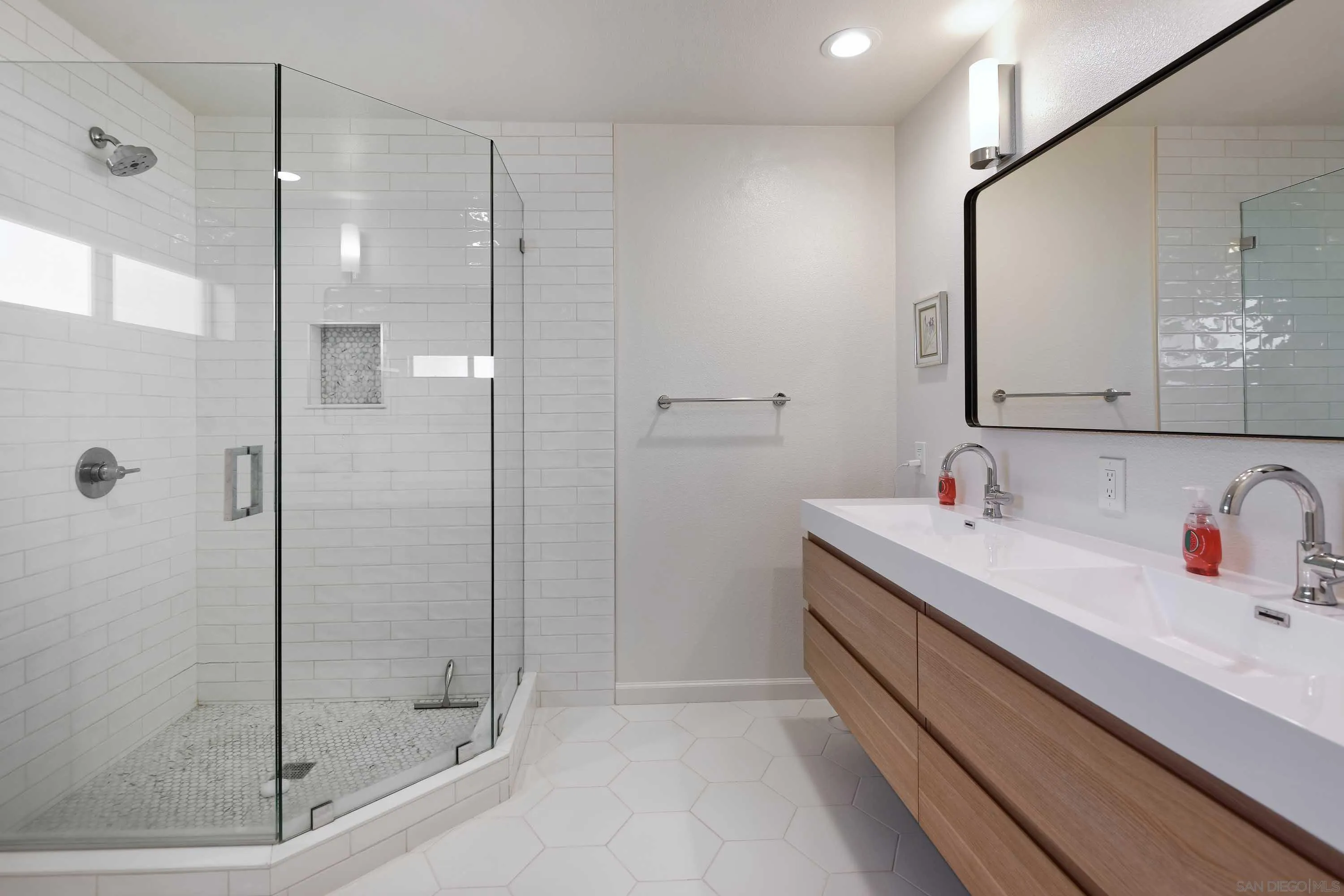 https://cdn.realtyfeed.com/cdn/127/250043614/12be3c619af05c80f41fee12831e3286.webp