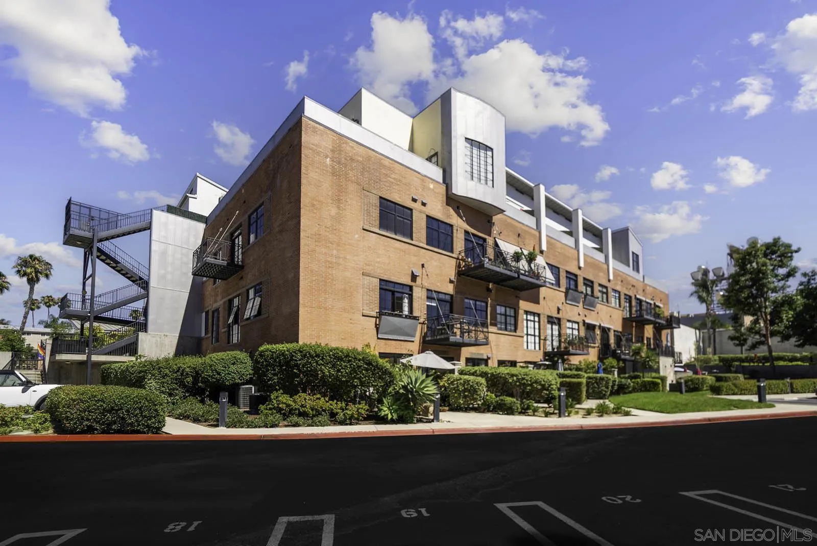 https://cdn.realtyfeed.com/cdn/127/250043677/7ec306519ba362e8b3e8e9a17b99380a.webp