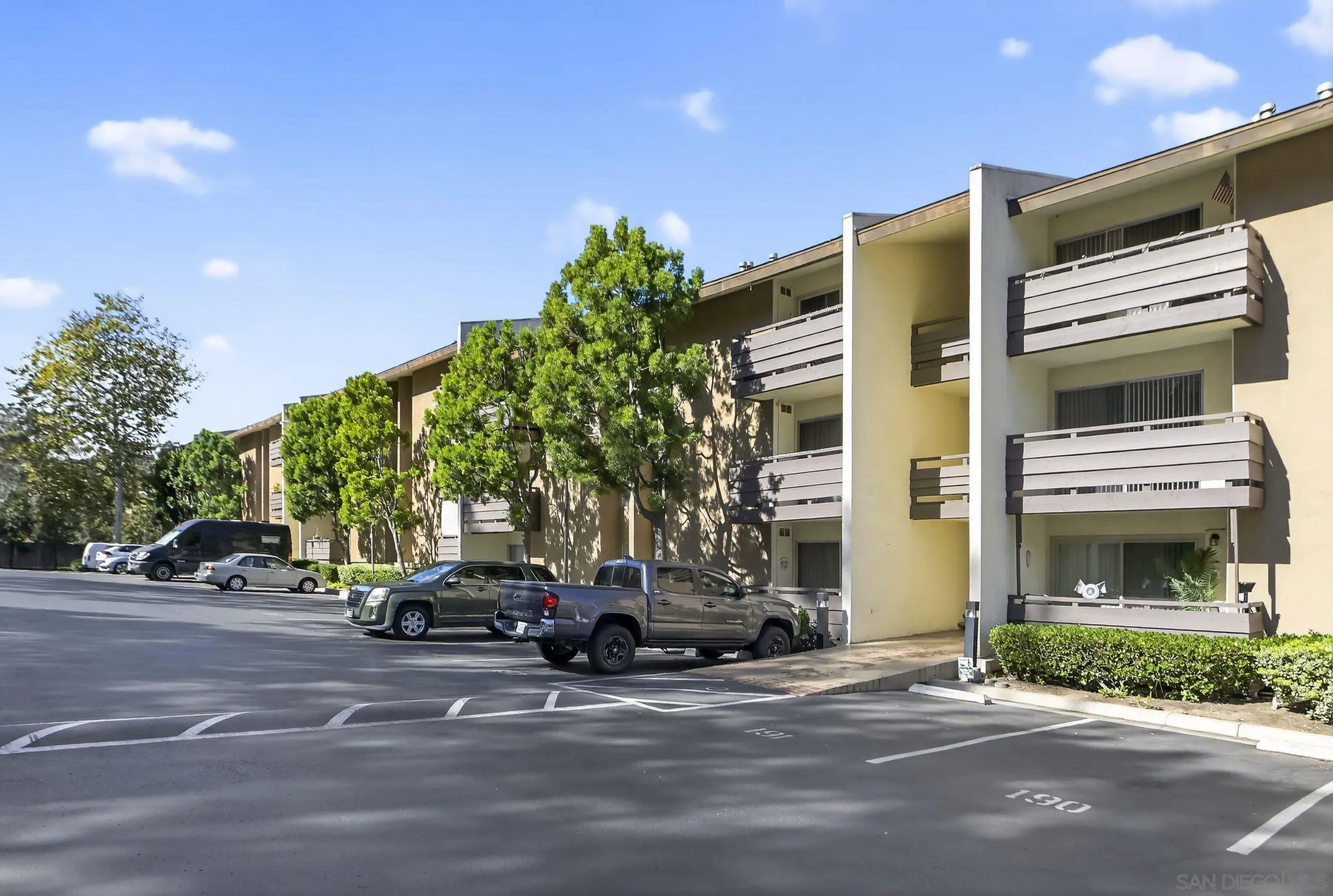 Browse active condo listings in MISSION HILLS