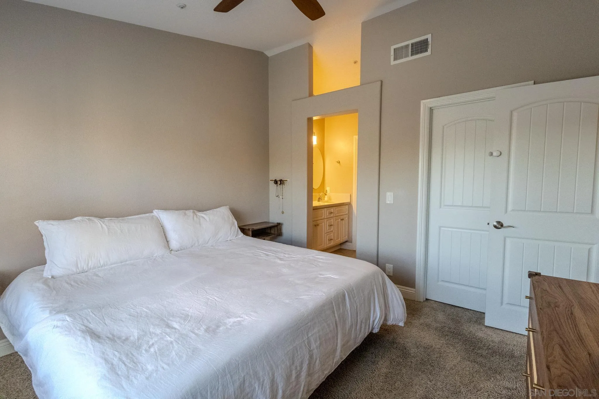 https://cdn.realtyfeed.com/cdn/127/250043777/378bea1c53ca1729744bd350700c574e.webp