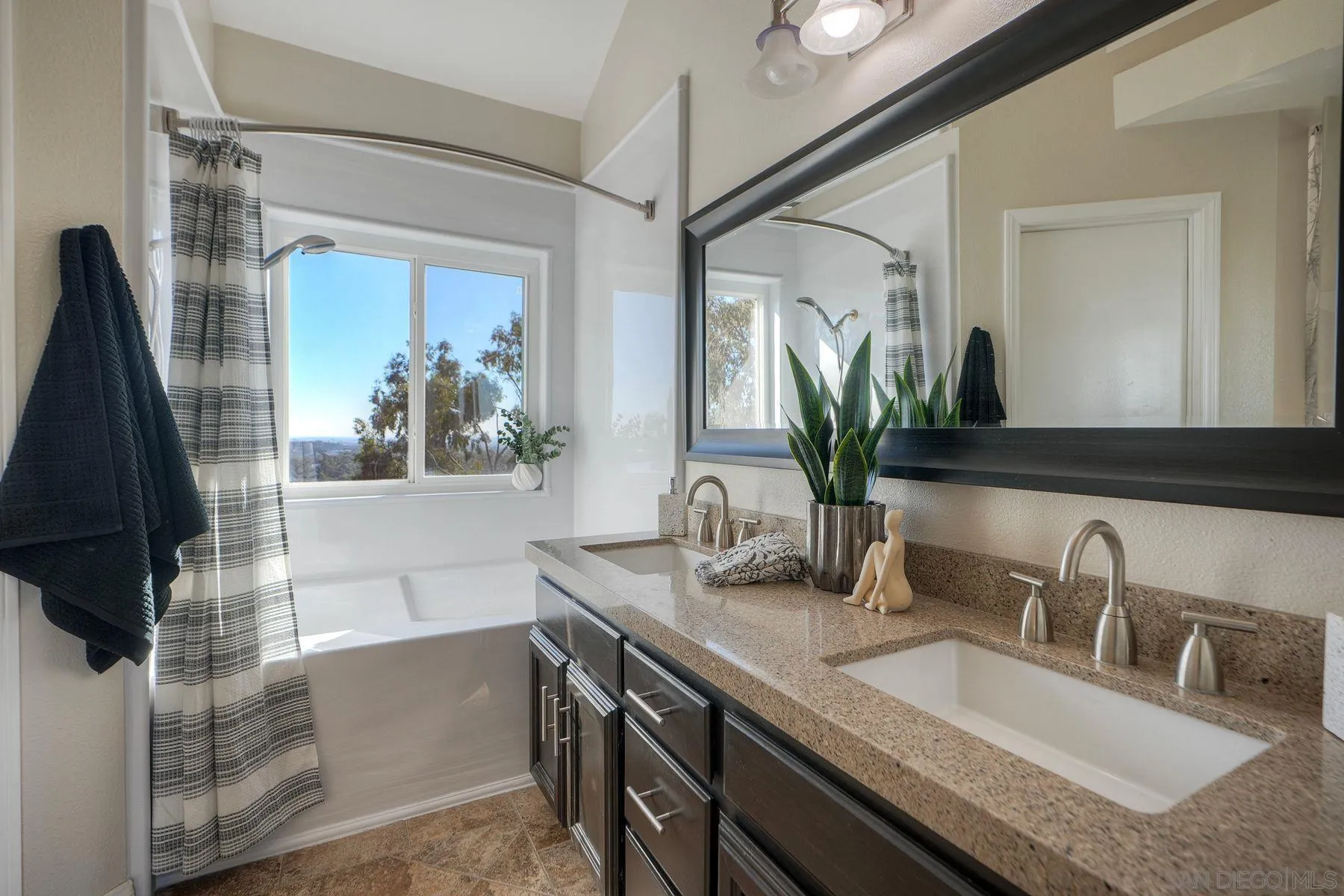 https://cdn.realtyfeed.com/cdn/127/250043785/1357c1196230a6062b841fbab99b1d13.webp