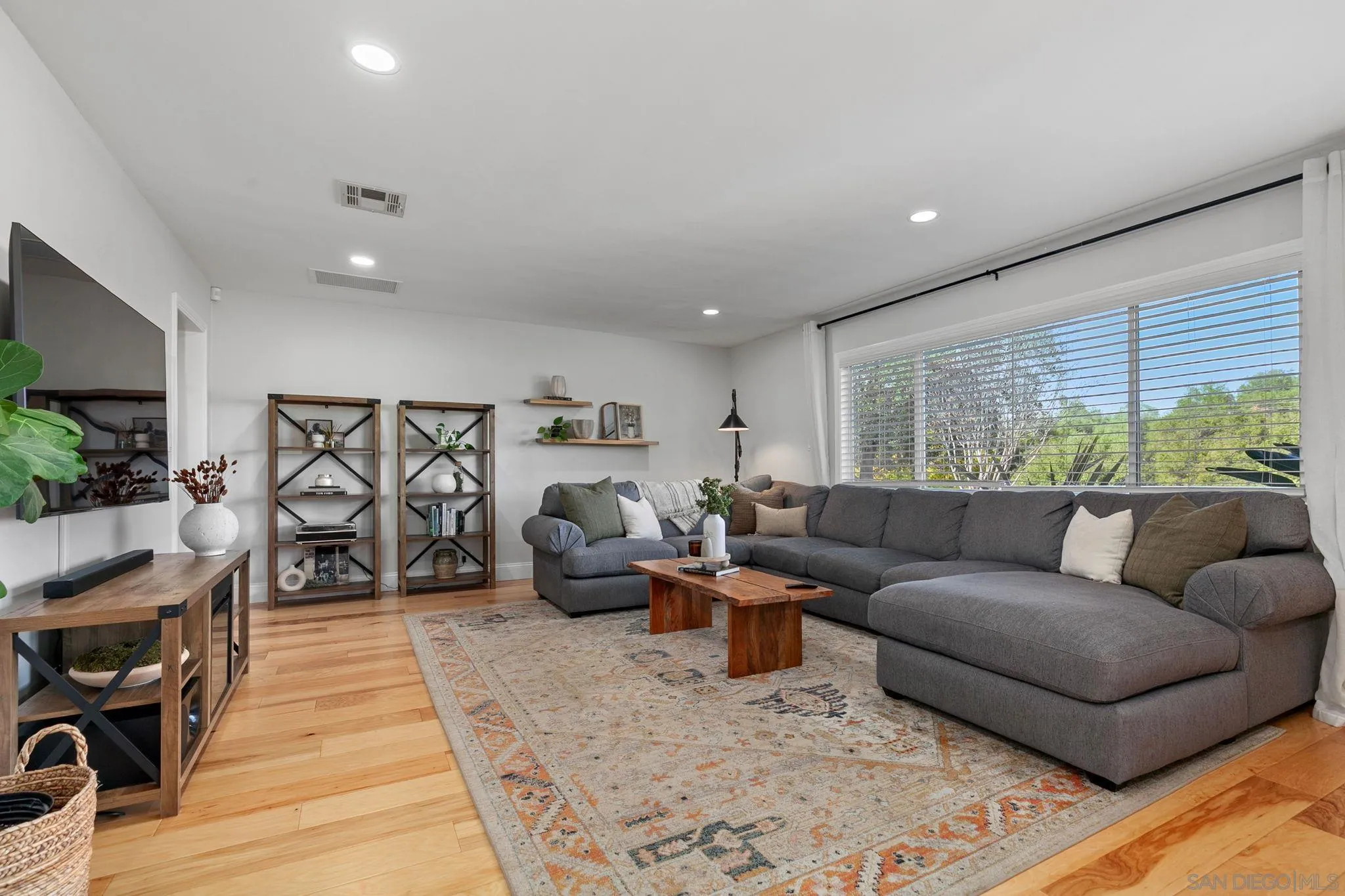 https://cdn.realtyfeed.com/cdn/127/250043792/0acae67518a37a13bd1cf224199a4a92.webp