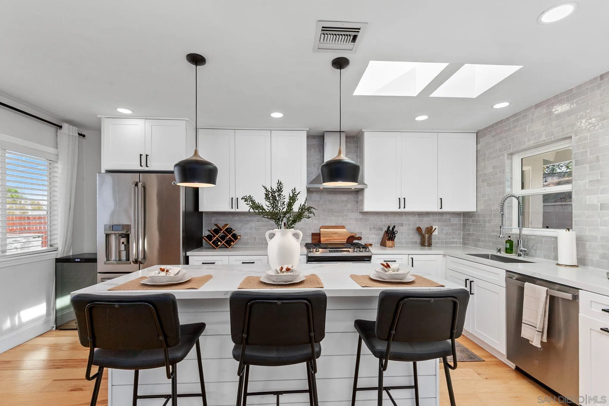 https://cdn.realtyfeed.com/cdn/127/250043792/5de67b55e27375743bc692969e95d141.webp
