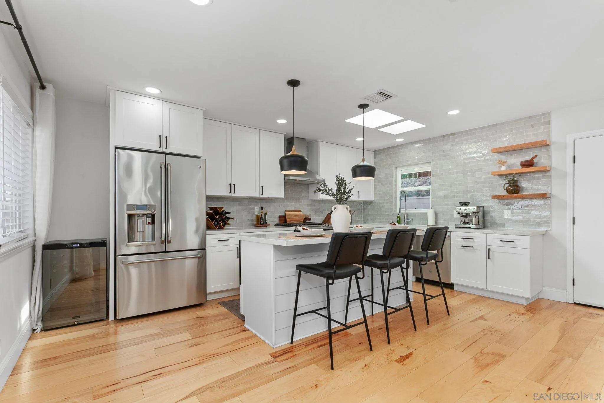 https://cdn.realtyfeed.com/cdn/127/250043792/8664b833cce6b85496aef055ab25bf69.webp