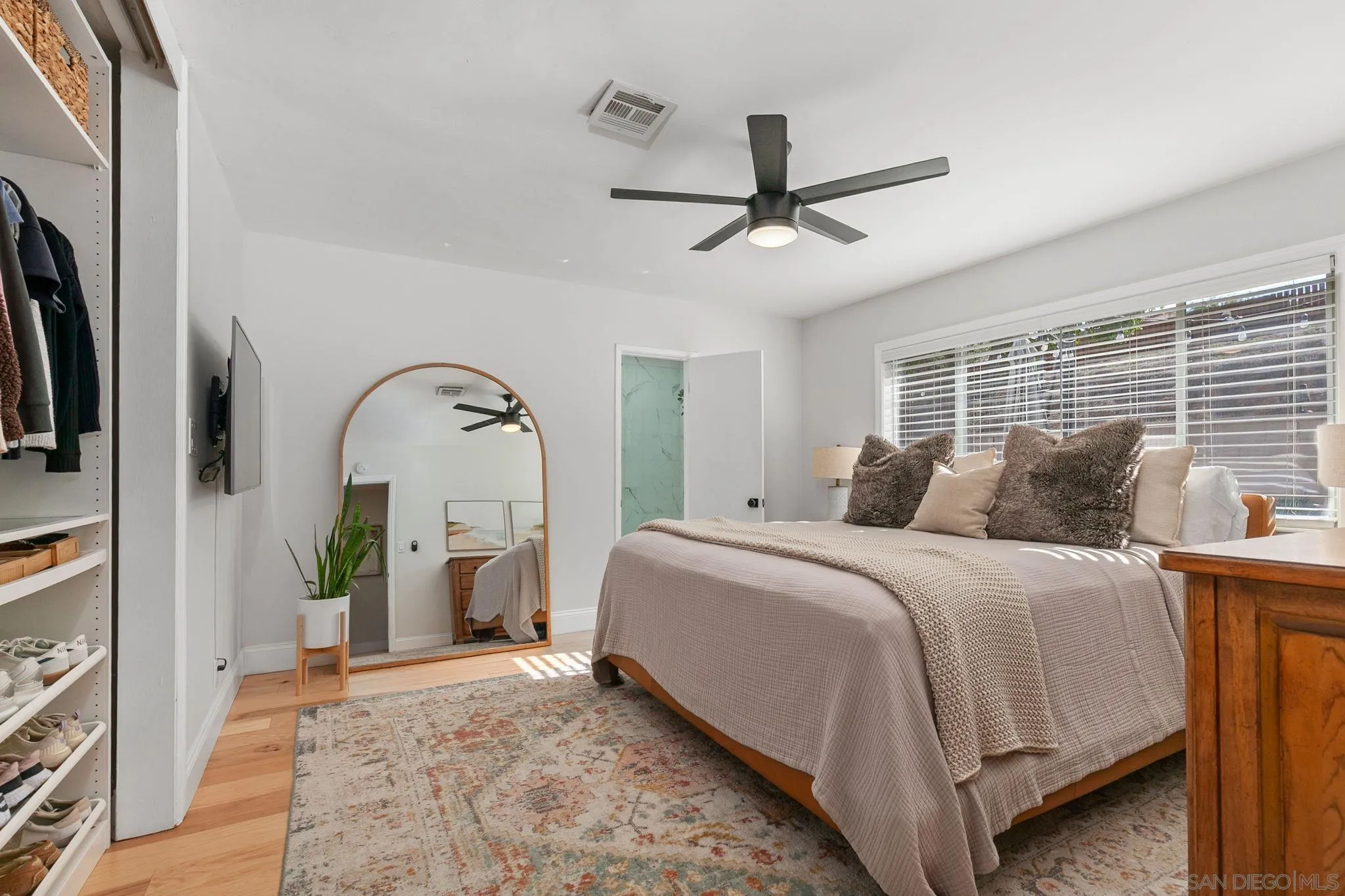 https://cdn.realtyfeed.com/cdn/127/250043792/e202546438962206944f1db49bd0b5ac.webp