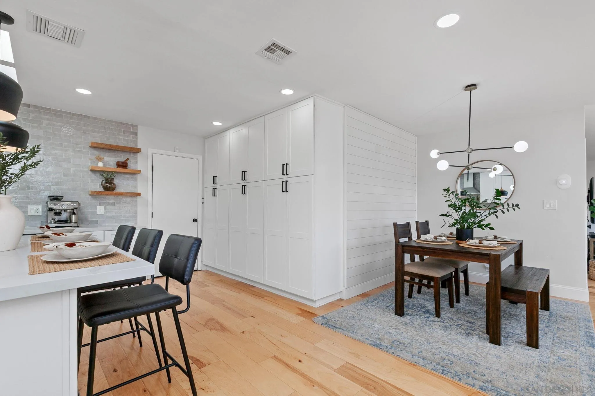 https://cdn.realtyfeed.com/cdn/127/250043792/eed85f21ee31fd778edbaa99503aafd1.webp