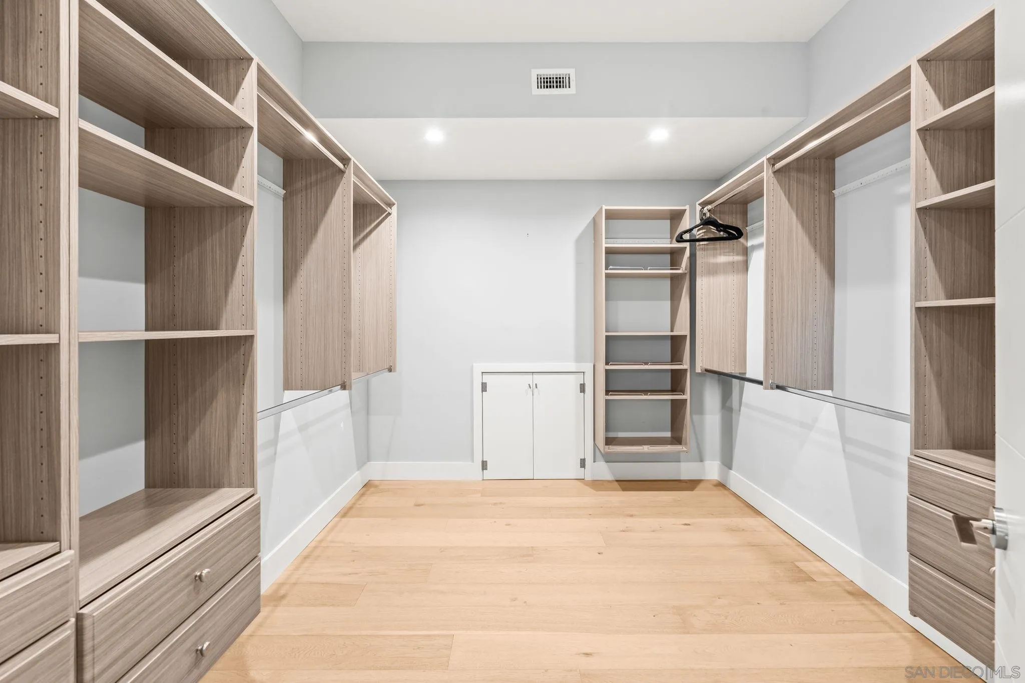 https://cdn.realtyfeed.com/cdn/127/250043797/537916a3177d59417d0f671a287231cb.webp