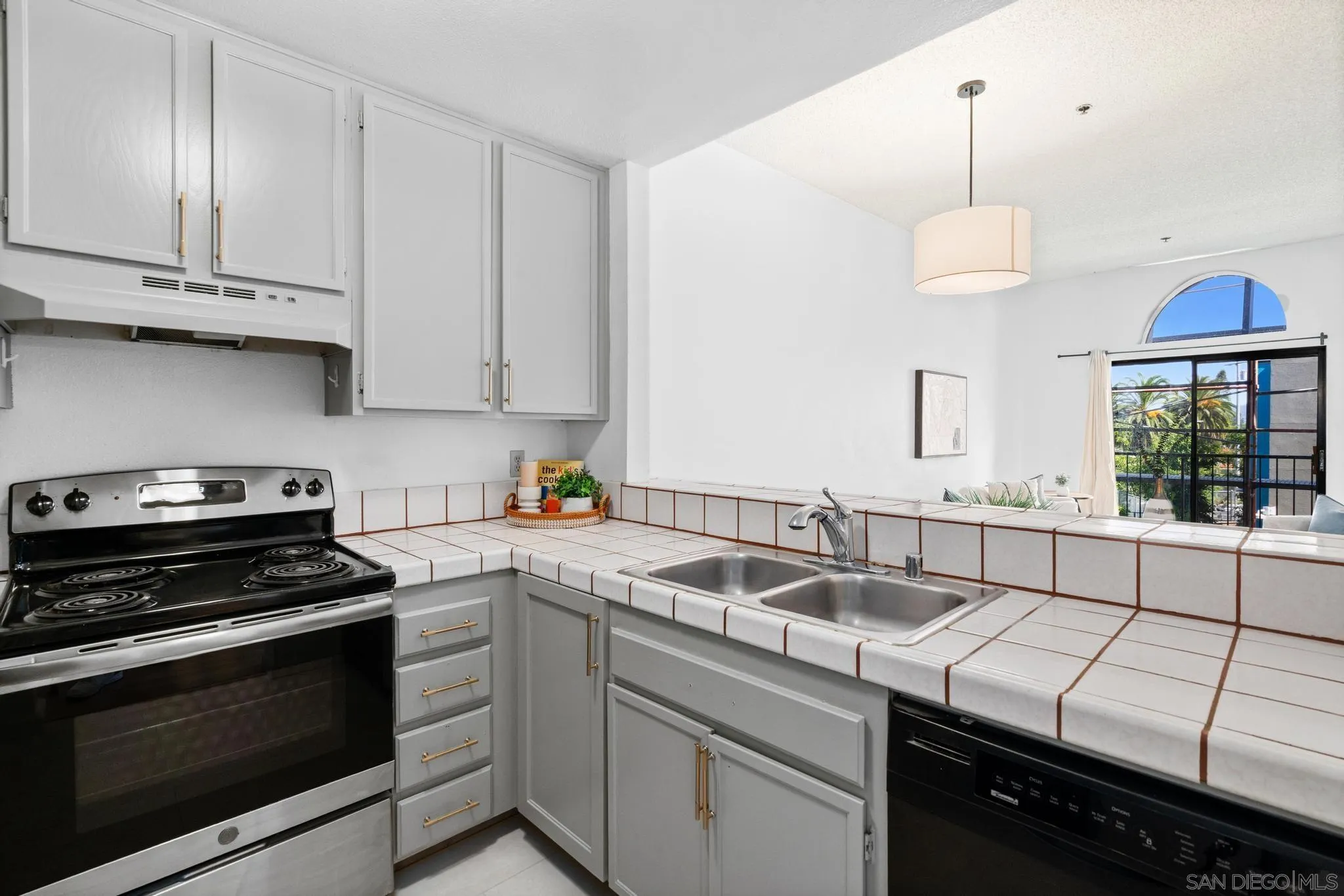 https://cdn.realtyfeed.com/cdn/127/250043879/6938c6ec88db12f7c89bf7036c05e5f4.webp