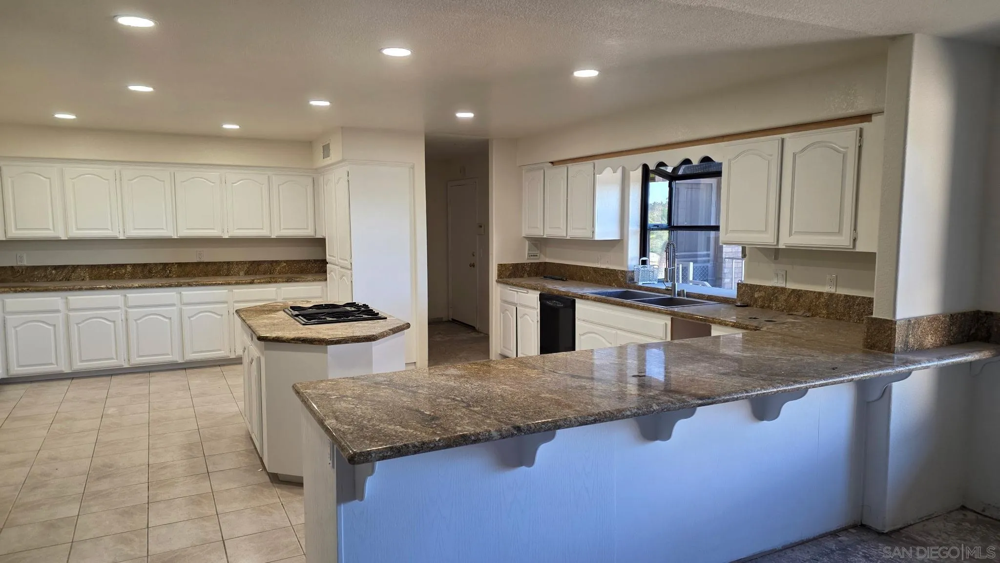 https://cdn.realtyfeed.com/cdn/127/250043901/784cf907e88129737396349b8bda8ec0.webp