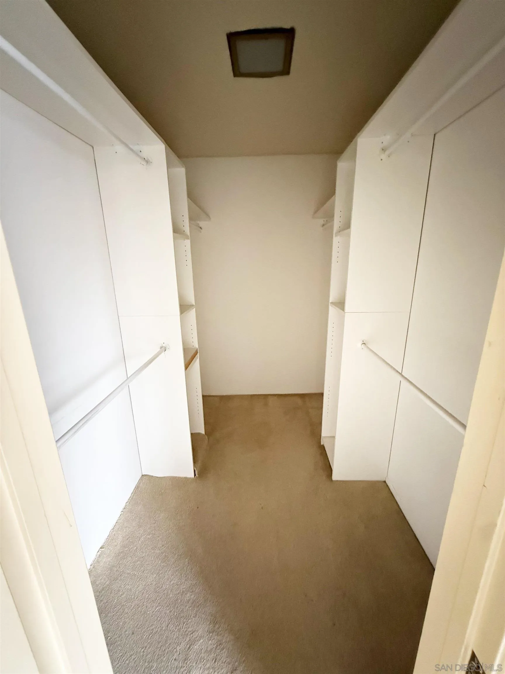 https://cdn.realtyfeed.com/cdn/127/250044003/77ad40749f2c76a49651c972951c662a.webp