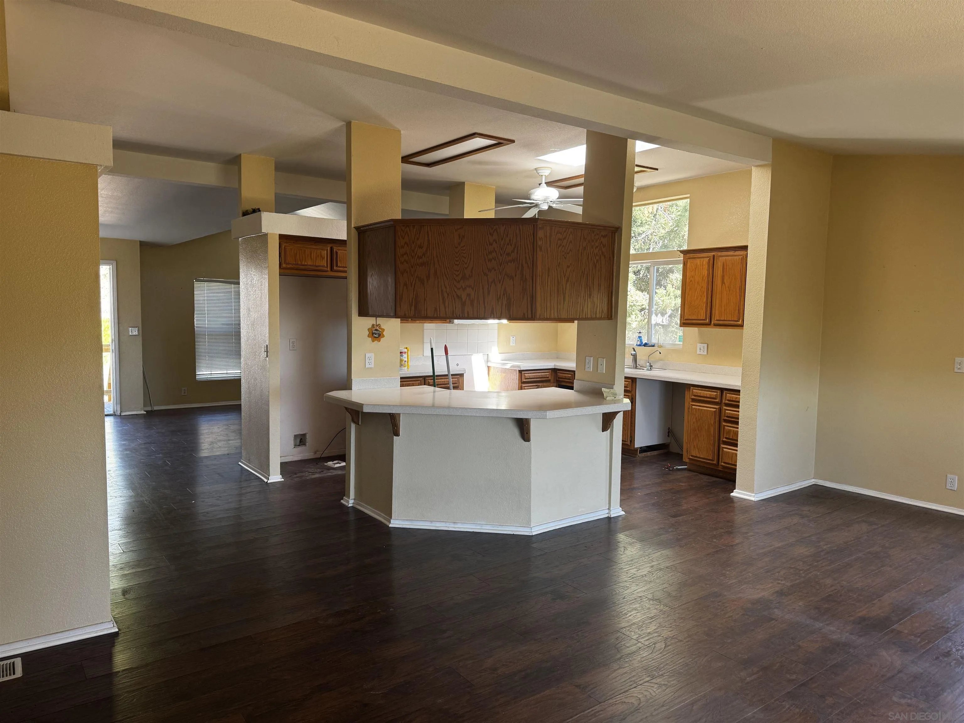https://cdn.realtyfeed.com/cdn/127/250044004/8fc16760bad15469220cb9cab16a5c83.webp