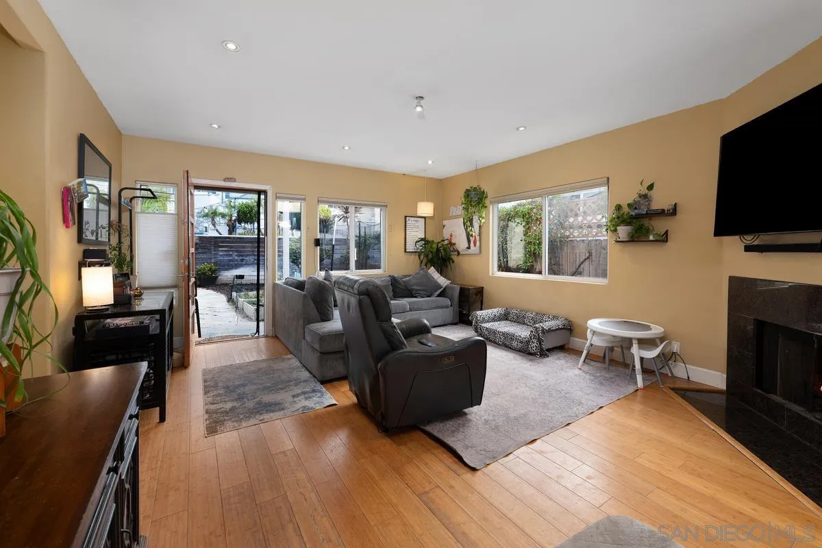 https://cdn.realtyfeed.com/cdn/127/250044038/b2efe583553fb53226c999374aa84130.webp