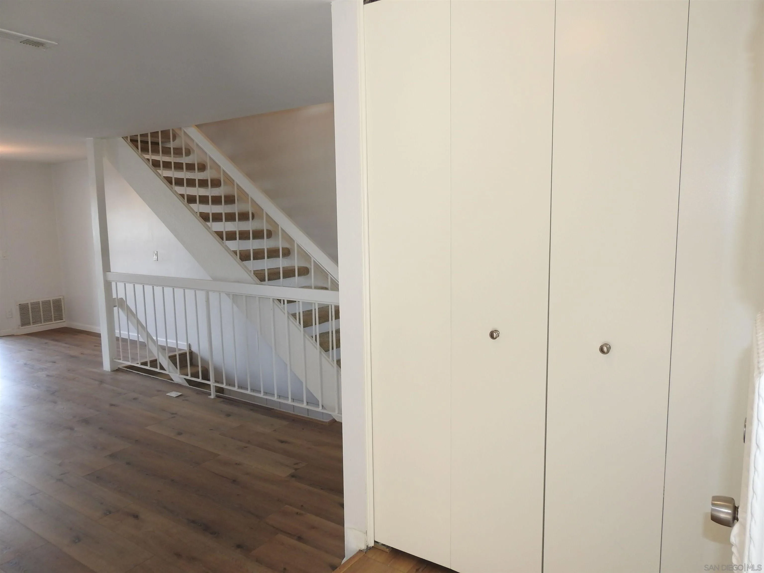 https://cdn.realtyfeed.com/cdn/127/250044125/8af5606228502c5c03a089f4bc6c09c5.webp