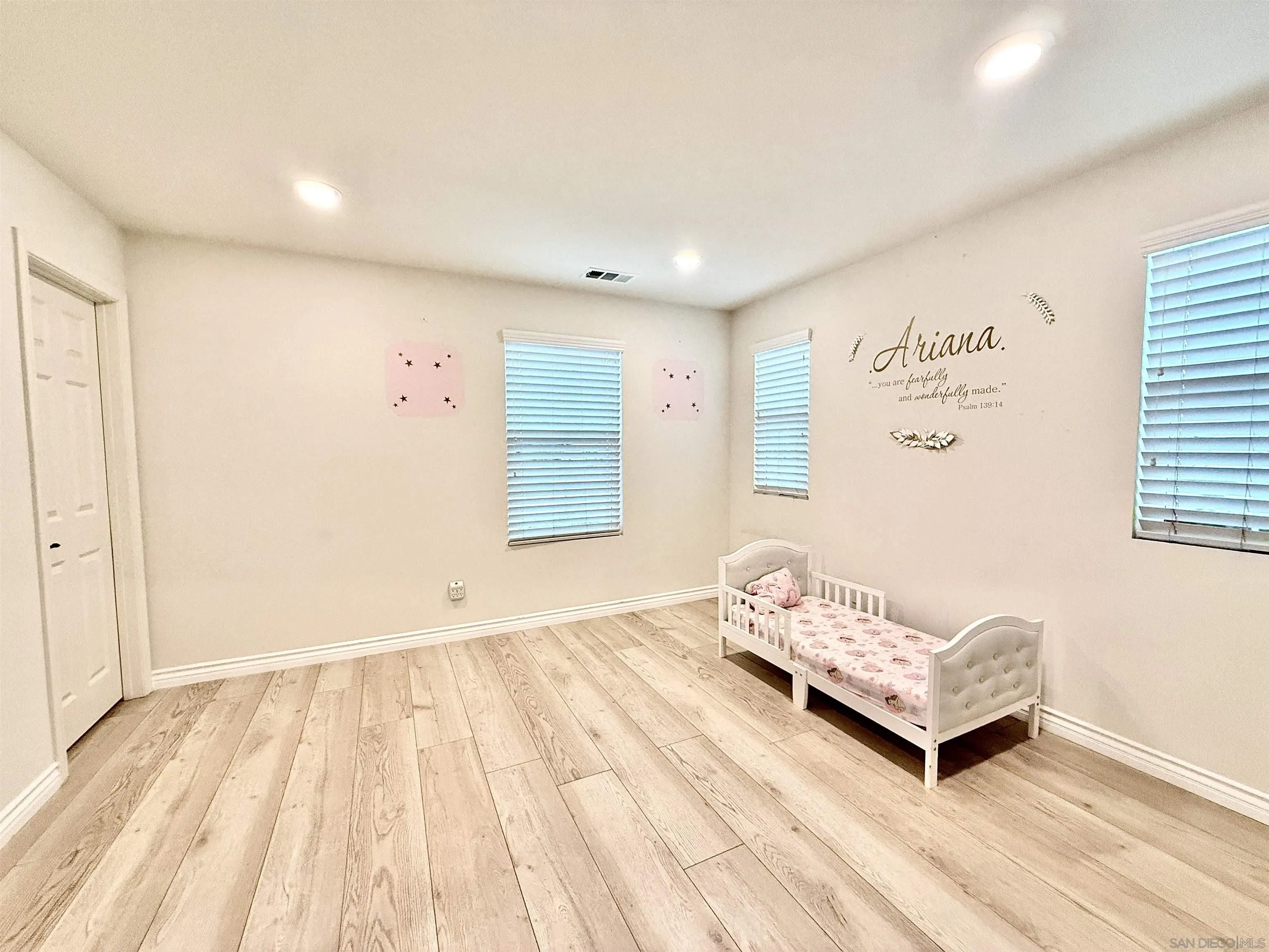 https://cdn.realtyfeed.com/cdn/127/250044143/19ff6a33a498364e3cd265d997082249.webp