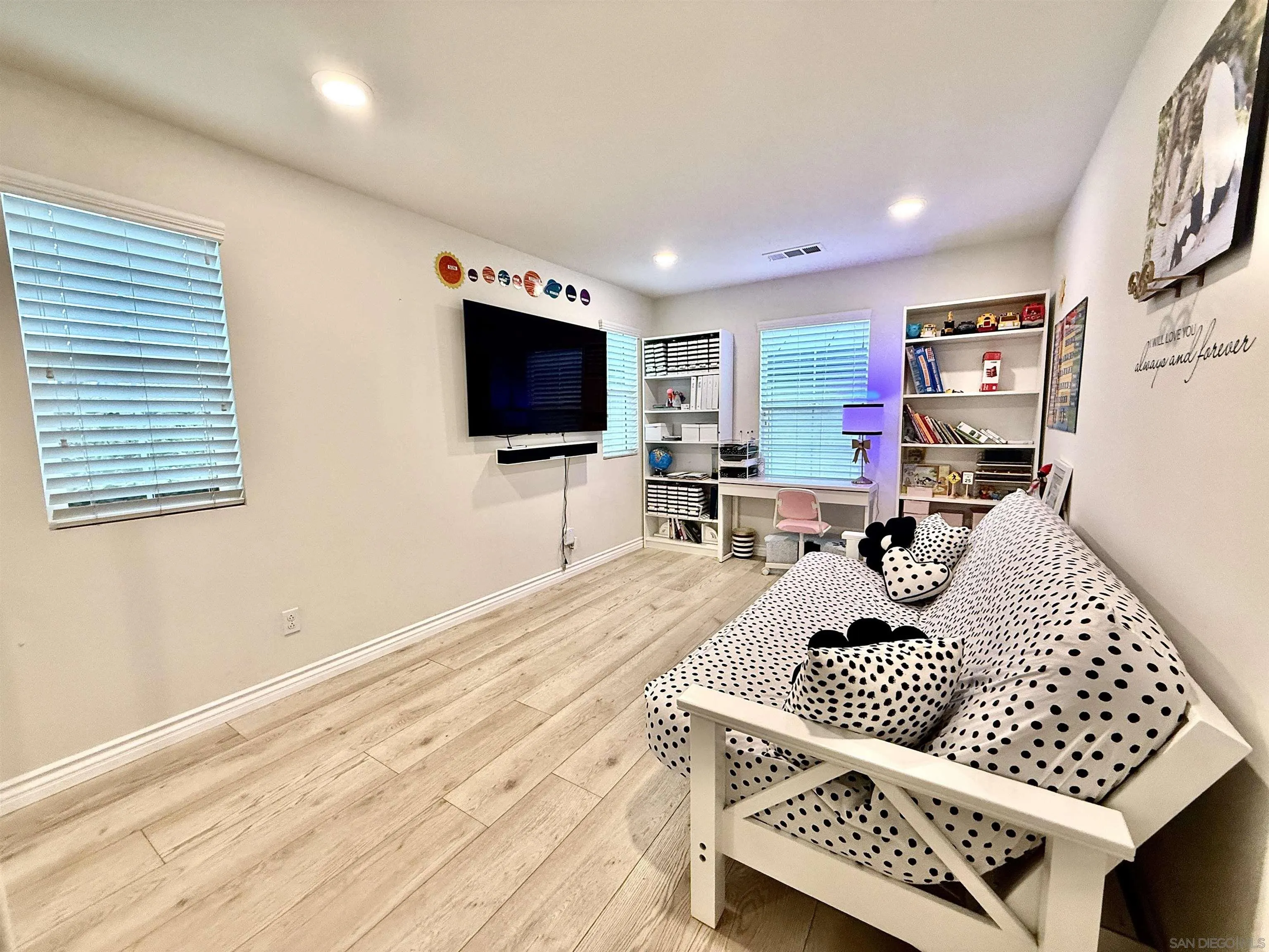 https://cdn.realtyfeed.com/cdn/127/250044143/925167af65937a2dabca1a9977025b35.webp
