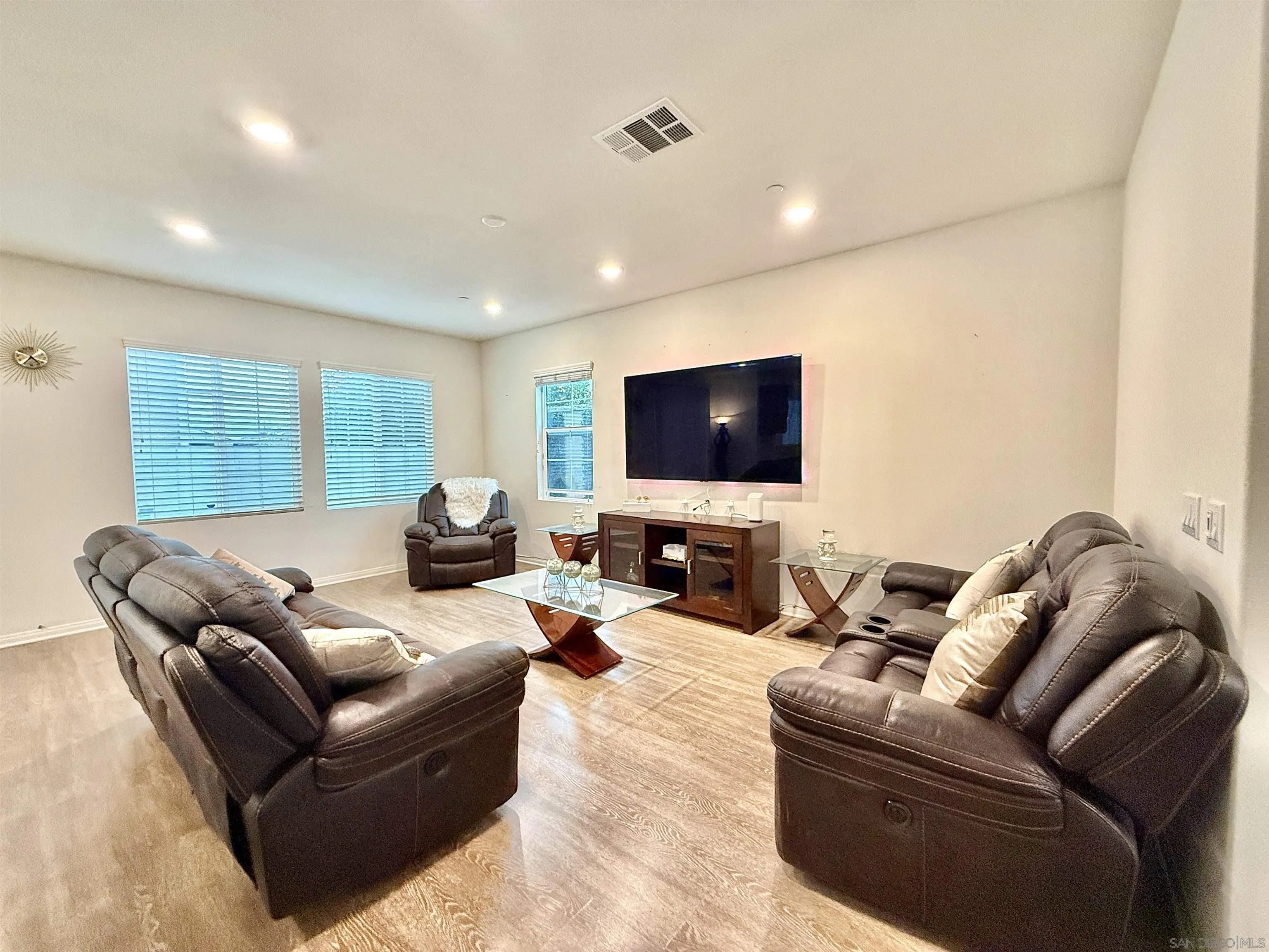 https://cdn.realtyfeed.com/cdn/127/250044143/b376001e9572faf0993e3239c31733f3.webp