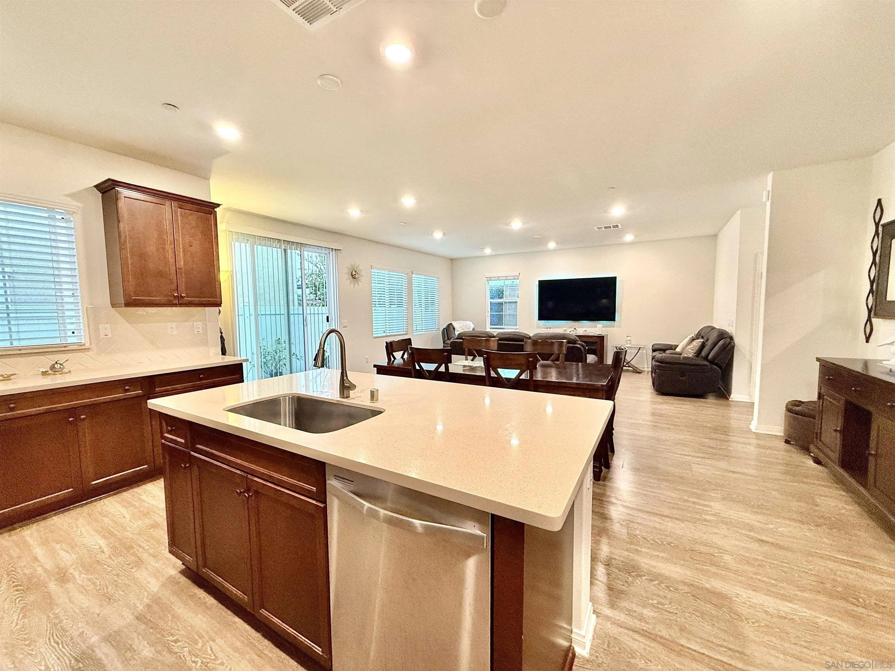 https://cdn.realtyfeed.com/cdn/127/250044143/da0a956c240515eed4d95f54e1281b73.webp