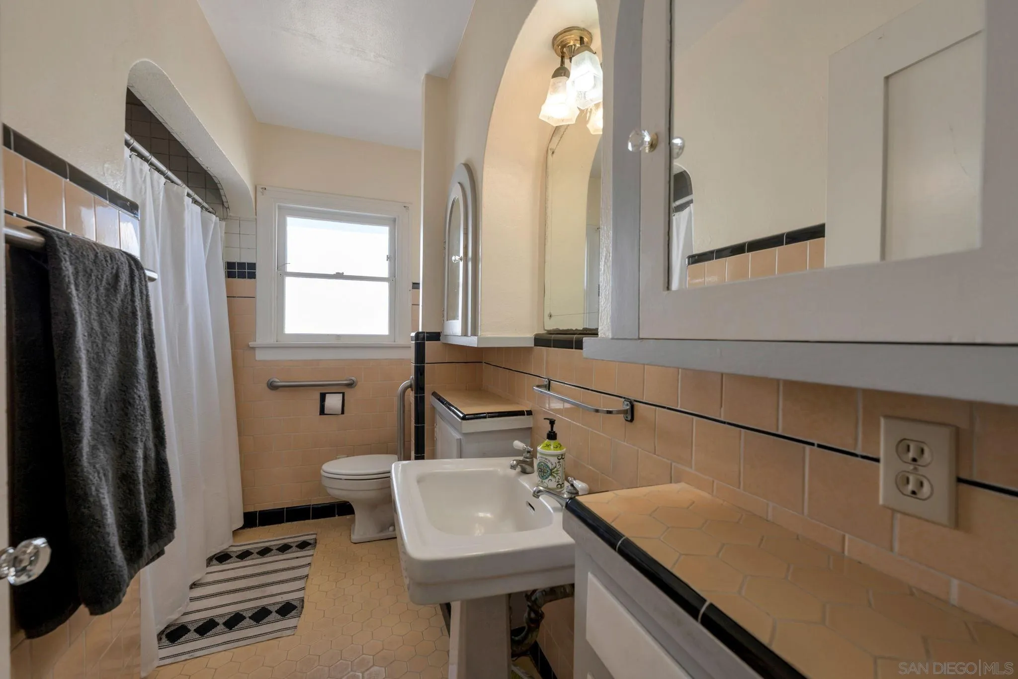 https://cdn.realtyfeed.com/cdn/127/250044146/e4ad82ad844880261cfcb142110fbacd.webp