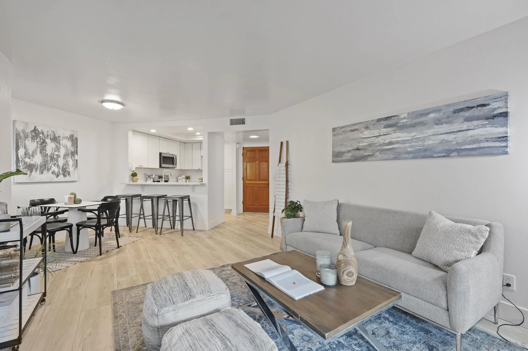 https://cdn.realtyfeed.com/cdn/127/250044169/897e7effd12b34636824de8b2721acd1.webp