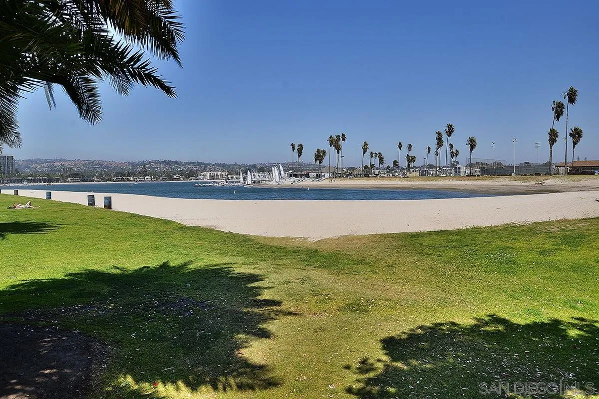 3828 Riviera Dr UNIT 2B, San Diego, CA, 92109