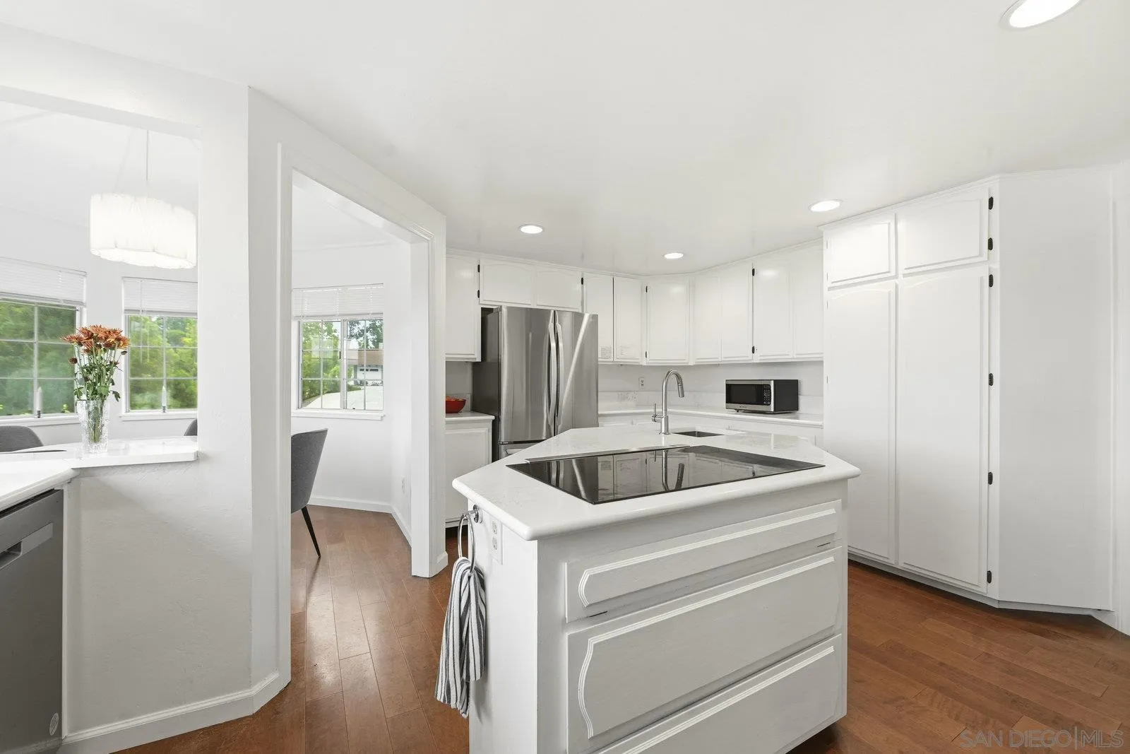https://cdn.realtyfeed.com/cdn/127/250044308/768f8bf2571462bad0daaccca9db621b.webp