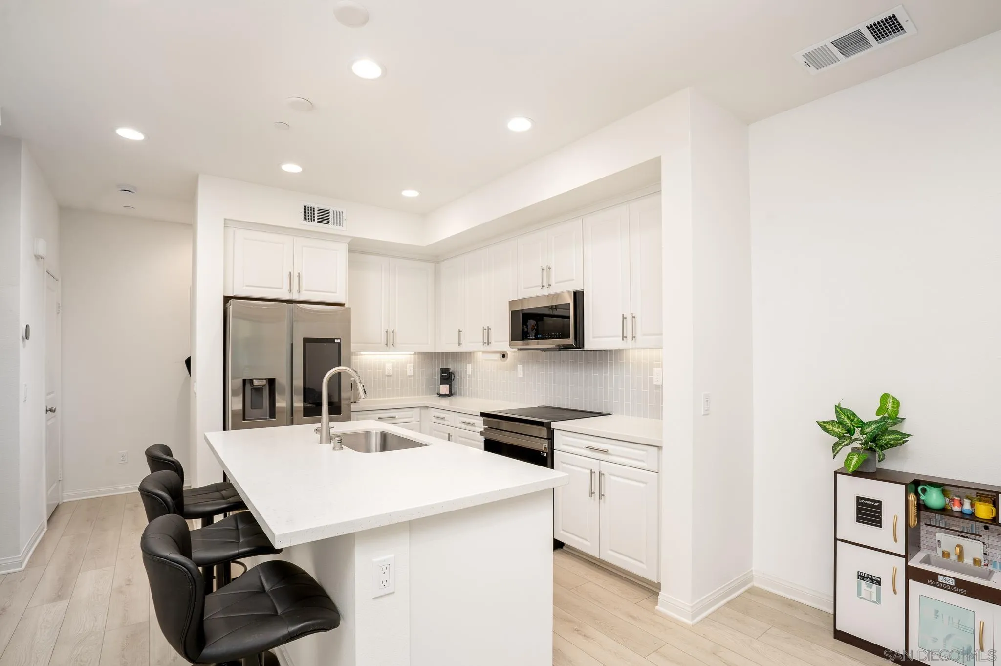 https://cdn.realtyfeed.com/cdn/127/250044341/08d538d51e2519e0a637188a60f21c23.webp