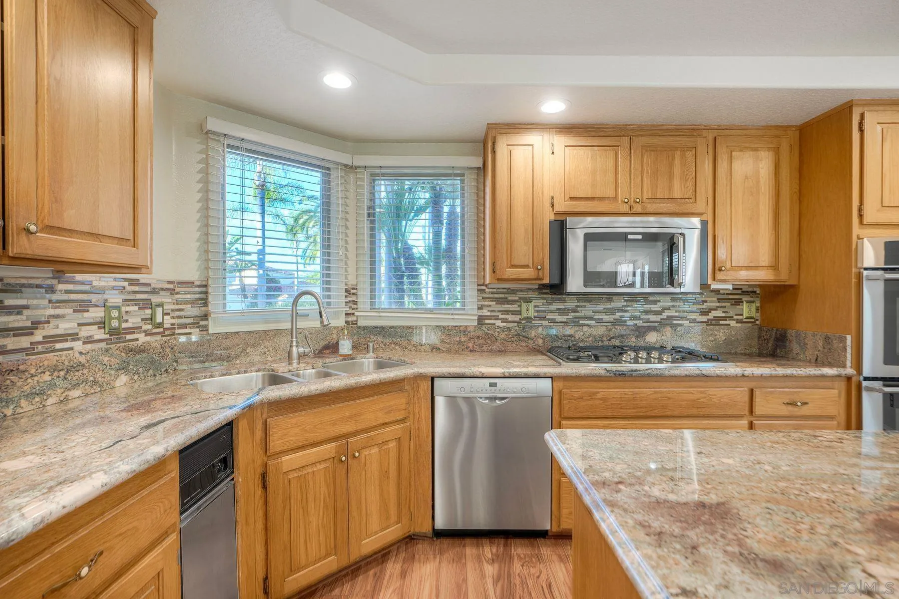 https://cdn.realtyfeed.com/cdn/127/250044403/212f56d4622b41aba102f6d213c30314.webp