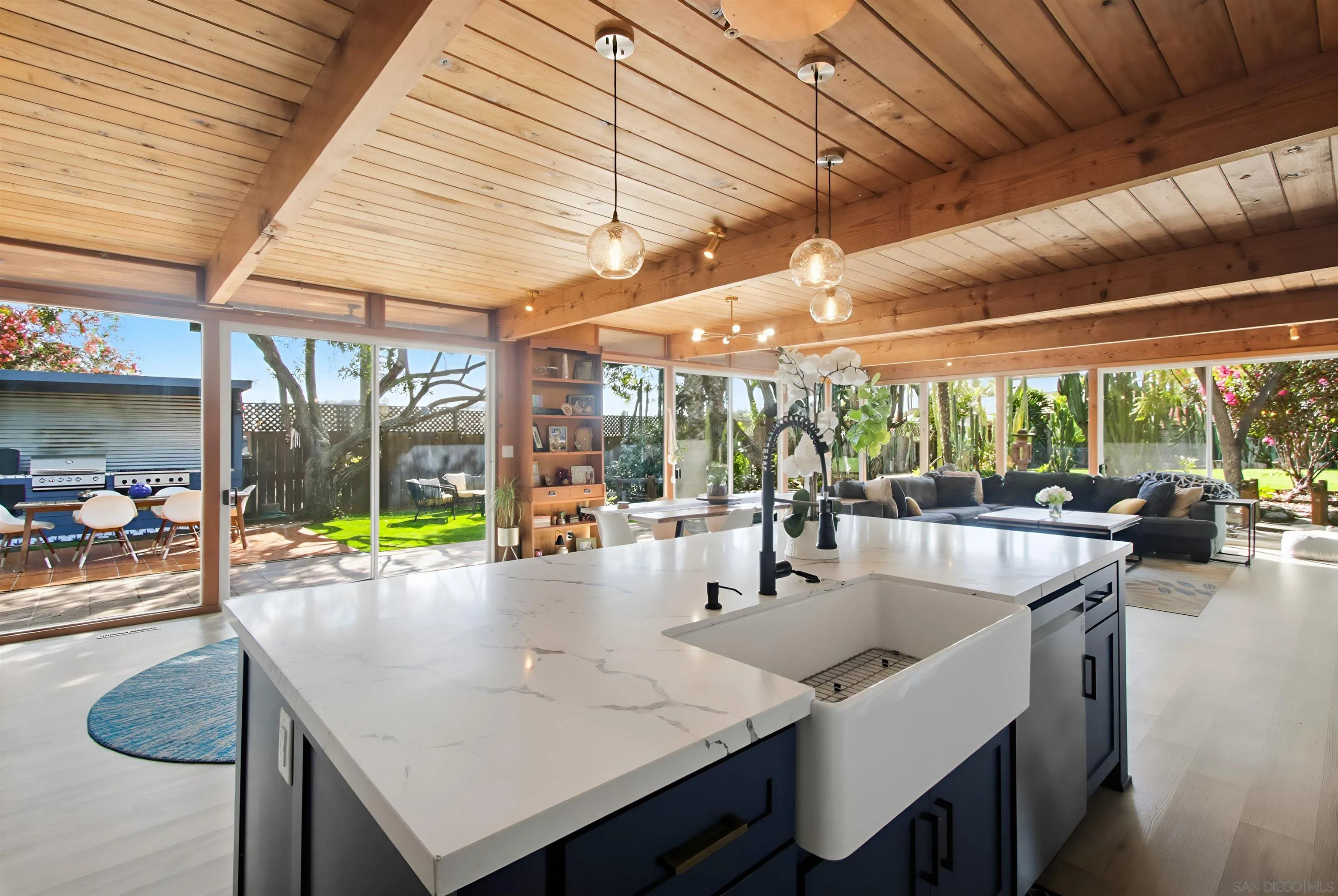 https://cdn.realtyfeed.com/cdn/127/250044455/c5d10649aa99b47295bb5effff0eba00.webp