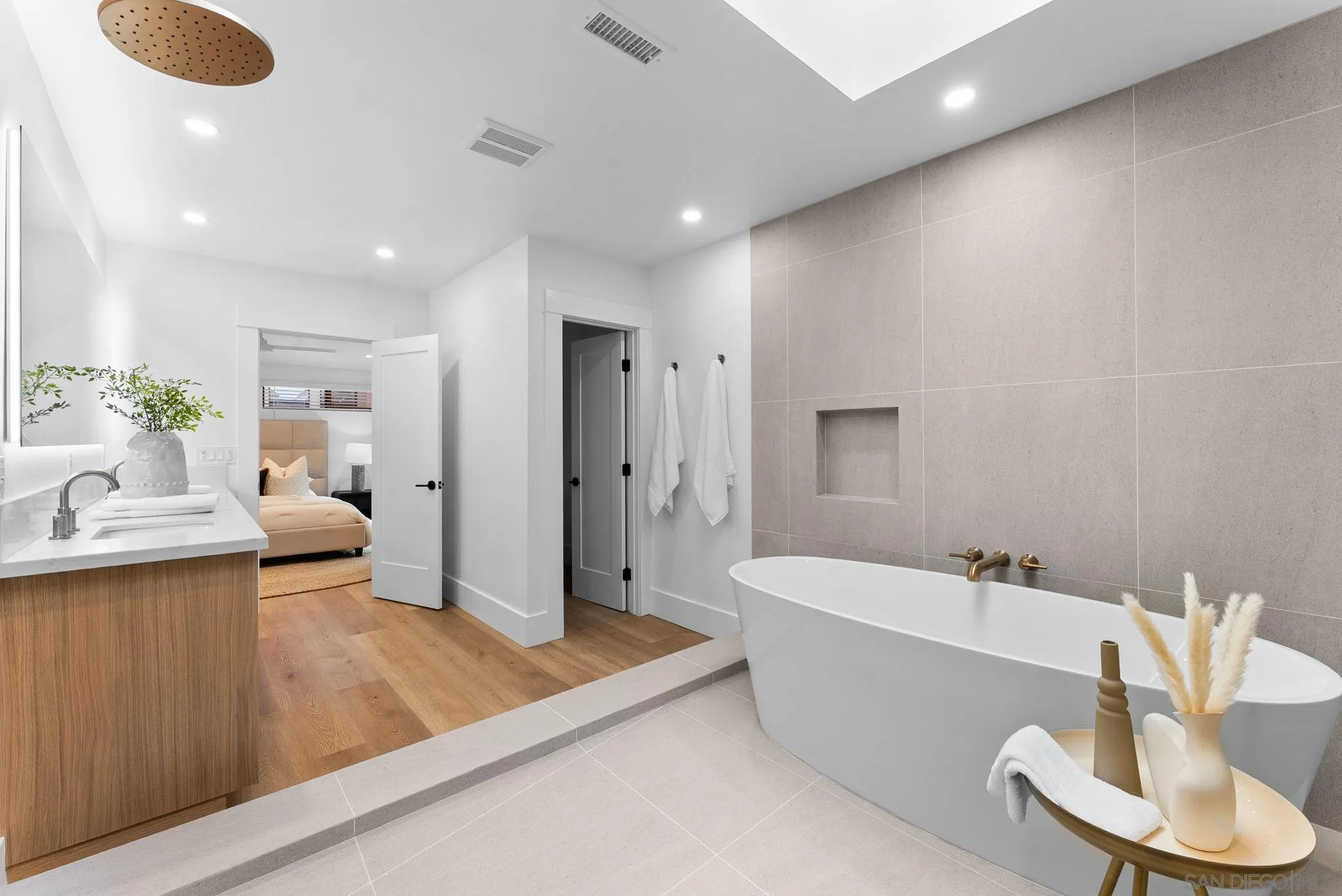 https://cdn.realtyfeed.com/cdn/127/250044494/e580995f7417bd0f321520548a619142.webp