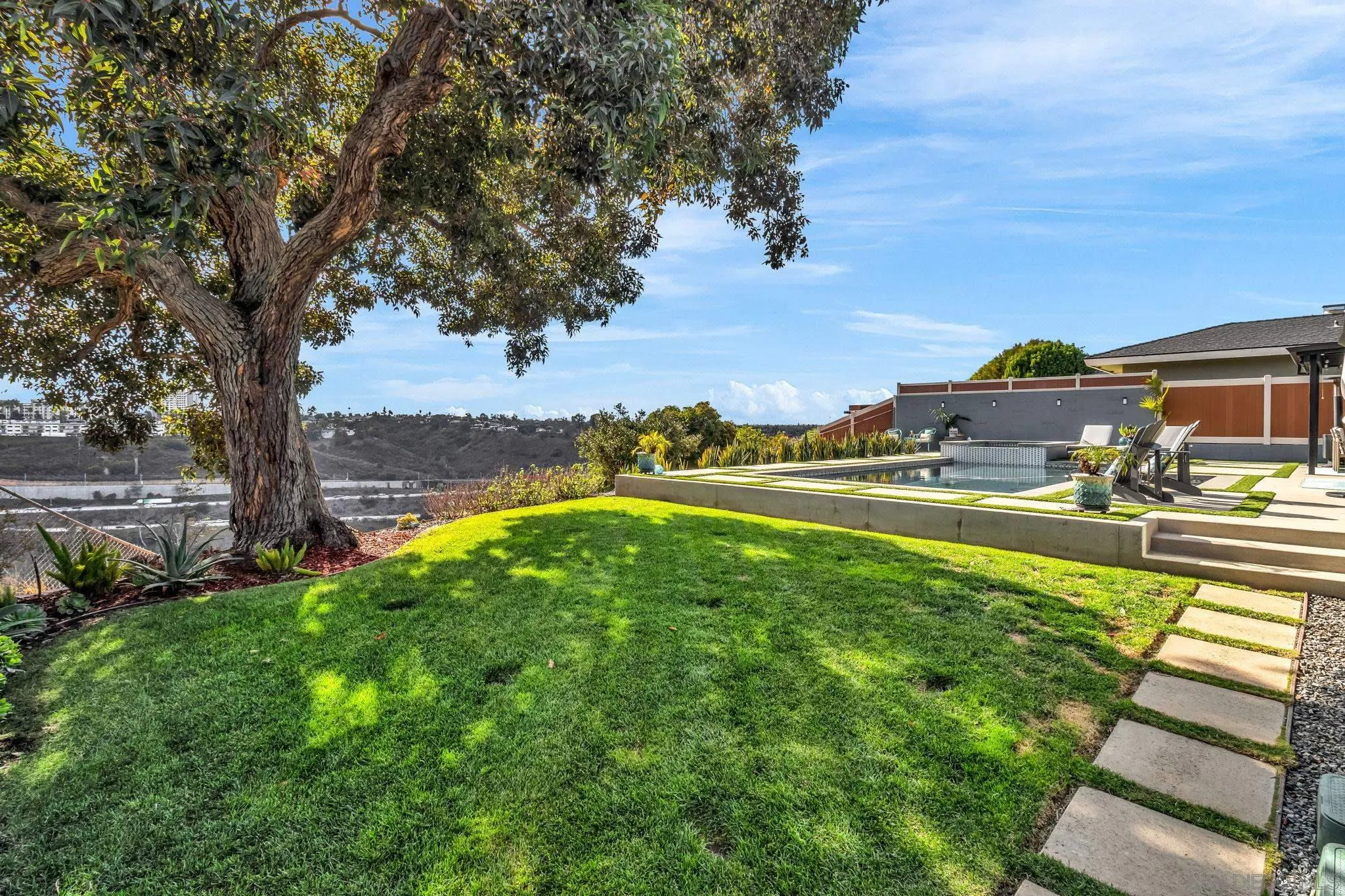 https://cdn.realtyfeed.com/cdn/127/250044502/aee758685e9f4da639b7913257a82622.webp