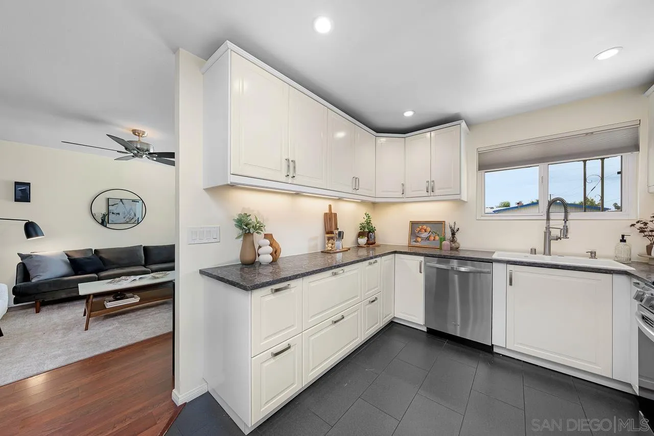 https://cdn.realtyfeed.com/cdn/127/250044544/8c413864151cc2fee7decb5607225ad4.webp